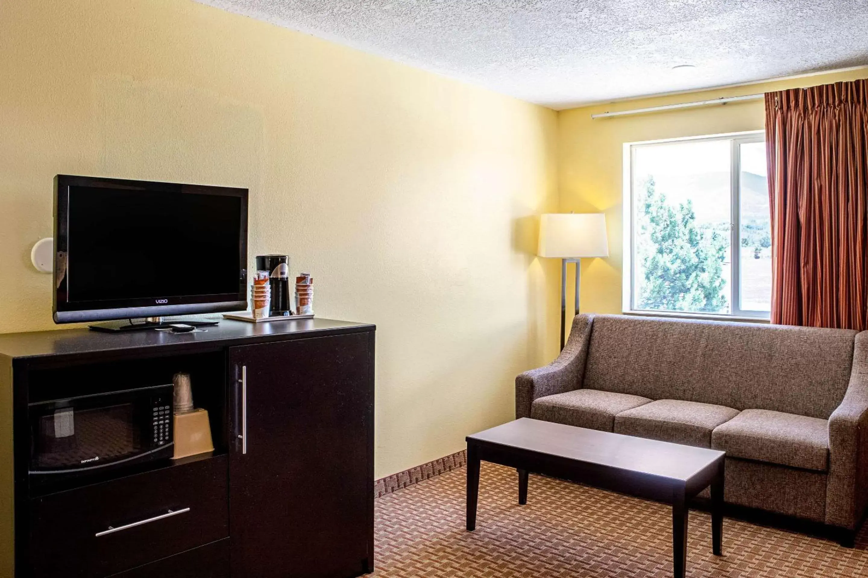 Photo of the whole room, TV/Entertainment Center in Rodeway Inn & Suites Monticello