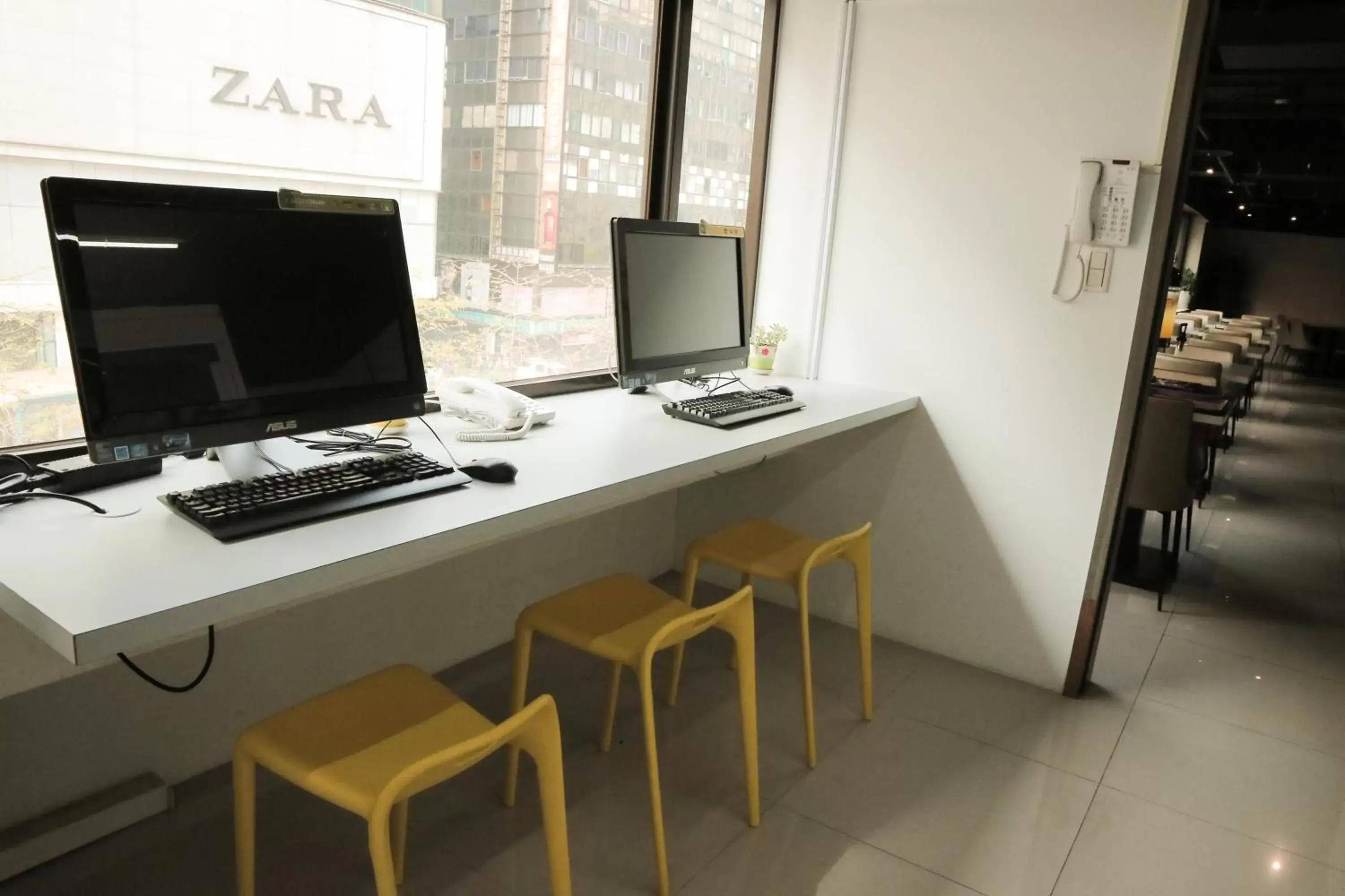 Business facilities, TV/Entertainment Center in Green World ZhongXiao