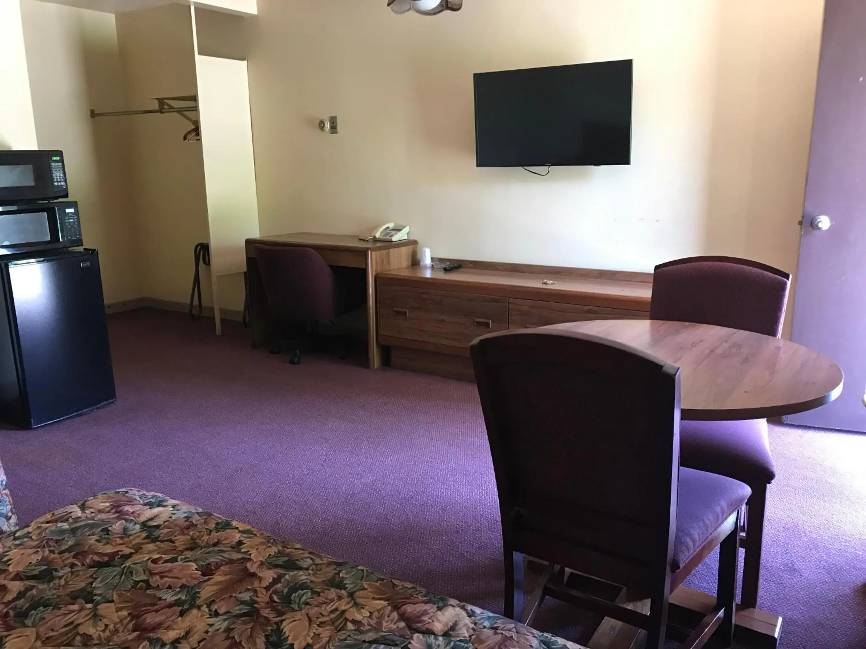 TV/Entertainment Center in Allenwood Motel