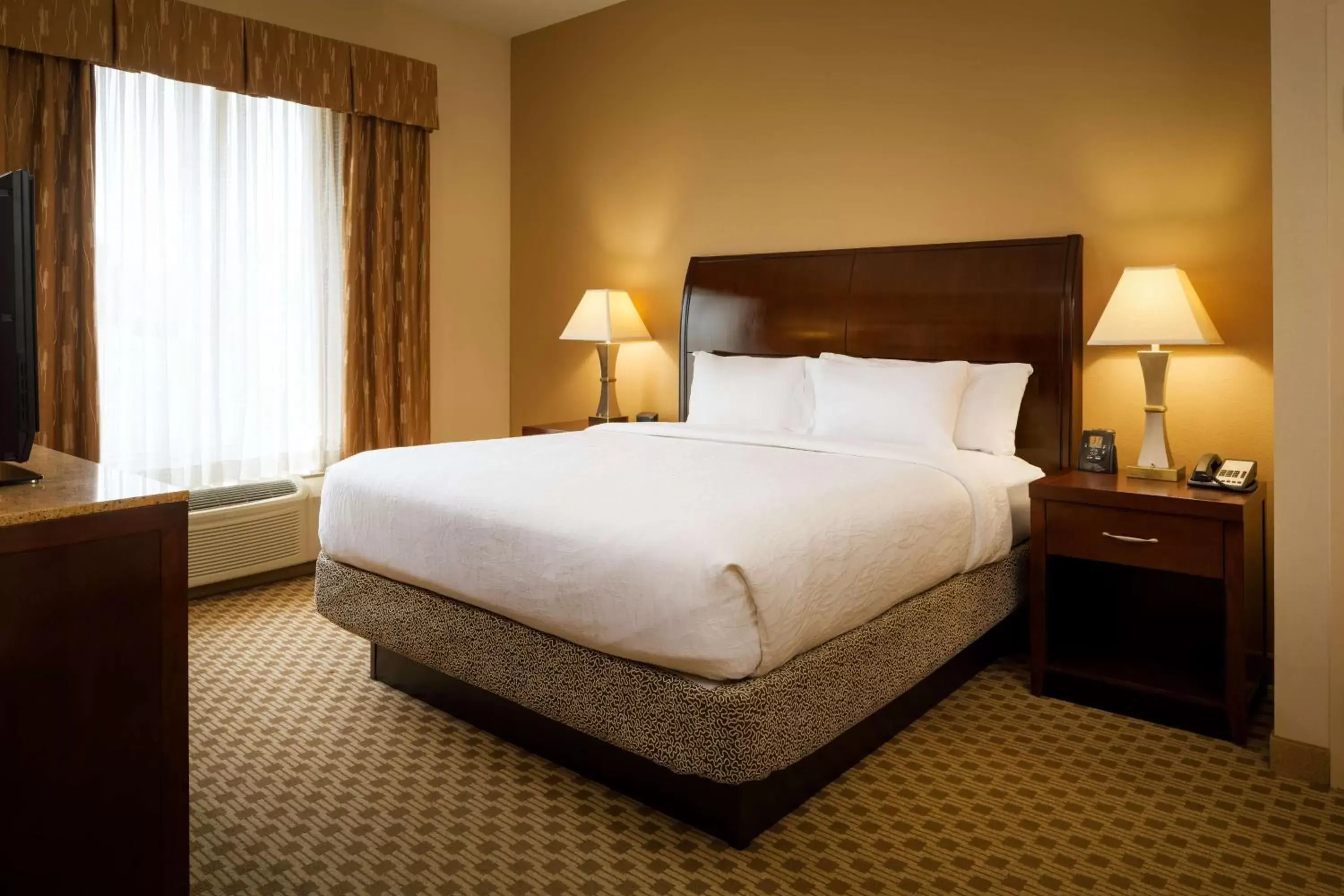 Bed in Hilton Garden Inn Cincinnati Blue Ash