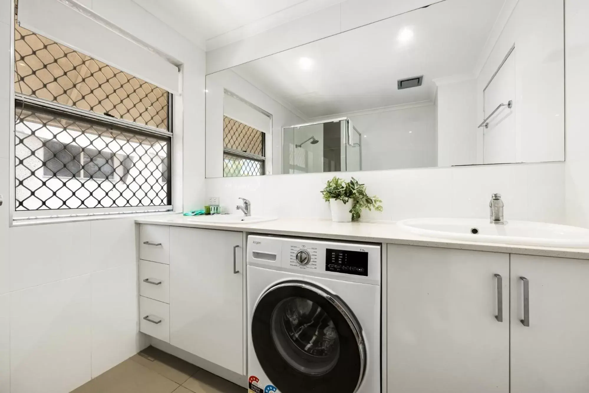 Bathroom in Central Motel Mooloolaba and Apartments