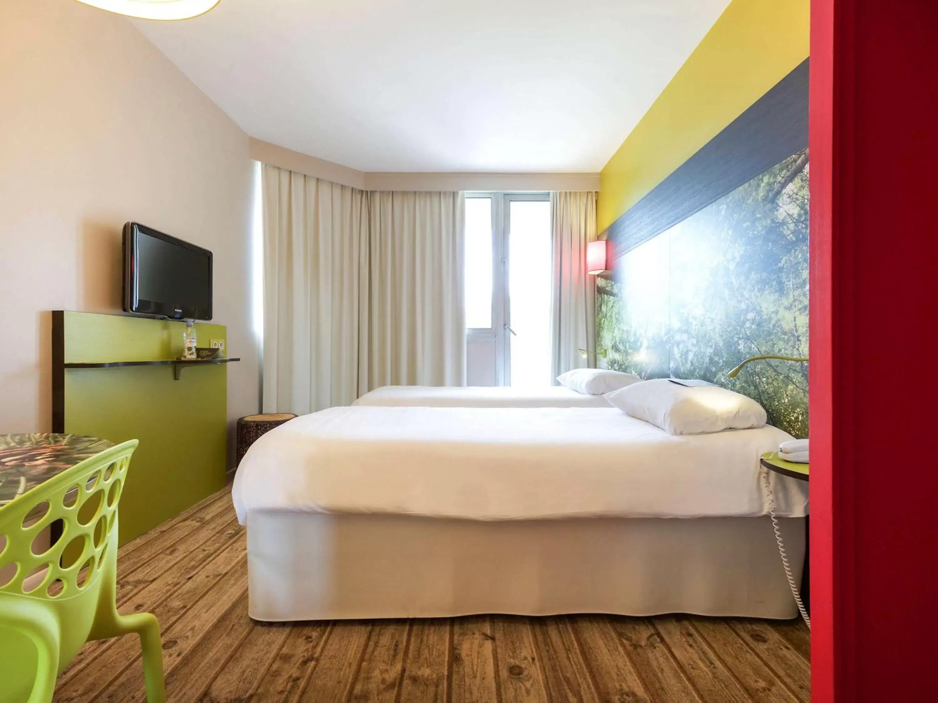 Photo of the whole room, Bed in ibis styles Dax Centre