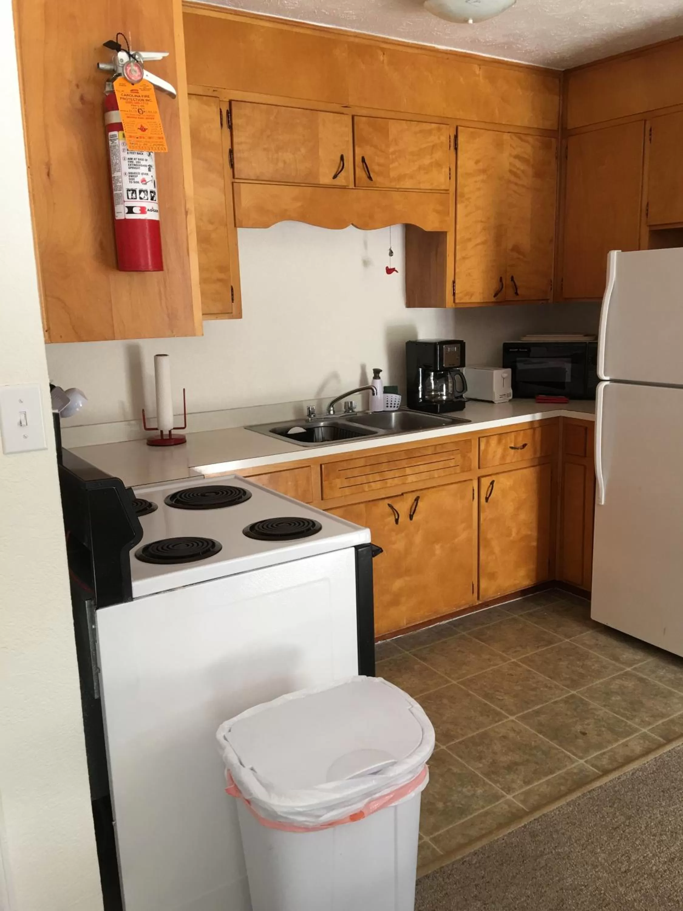 Kitchen or kitchenette in Cardinal Inn