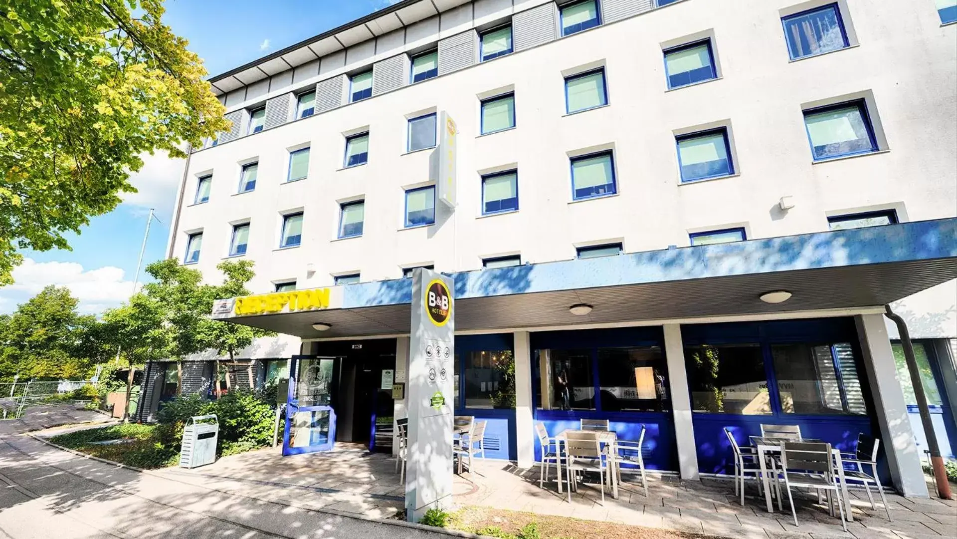 Property Building in B&B Hotel München-Garching