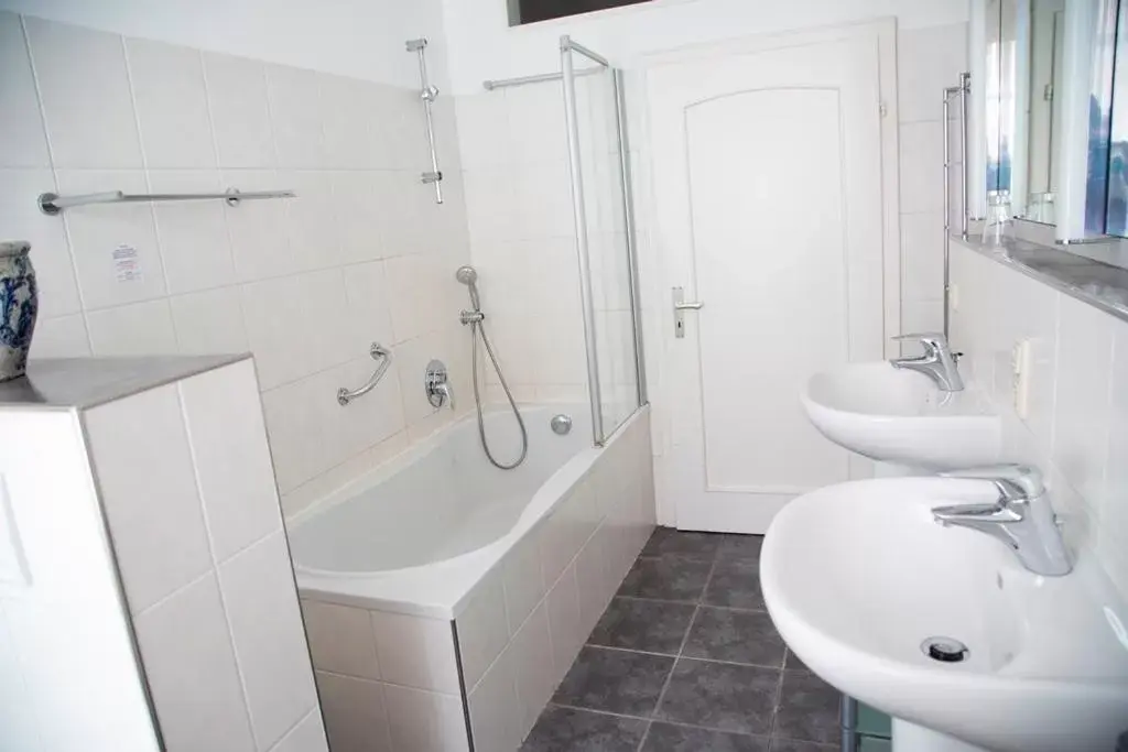 Shower, Bathroom in Hotel Zum Goldenen Stern