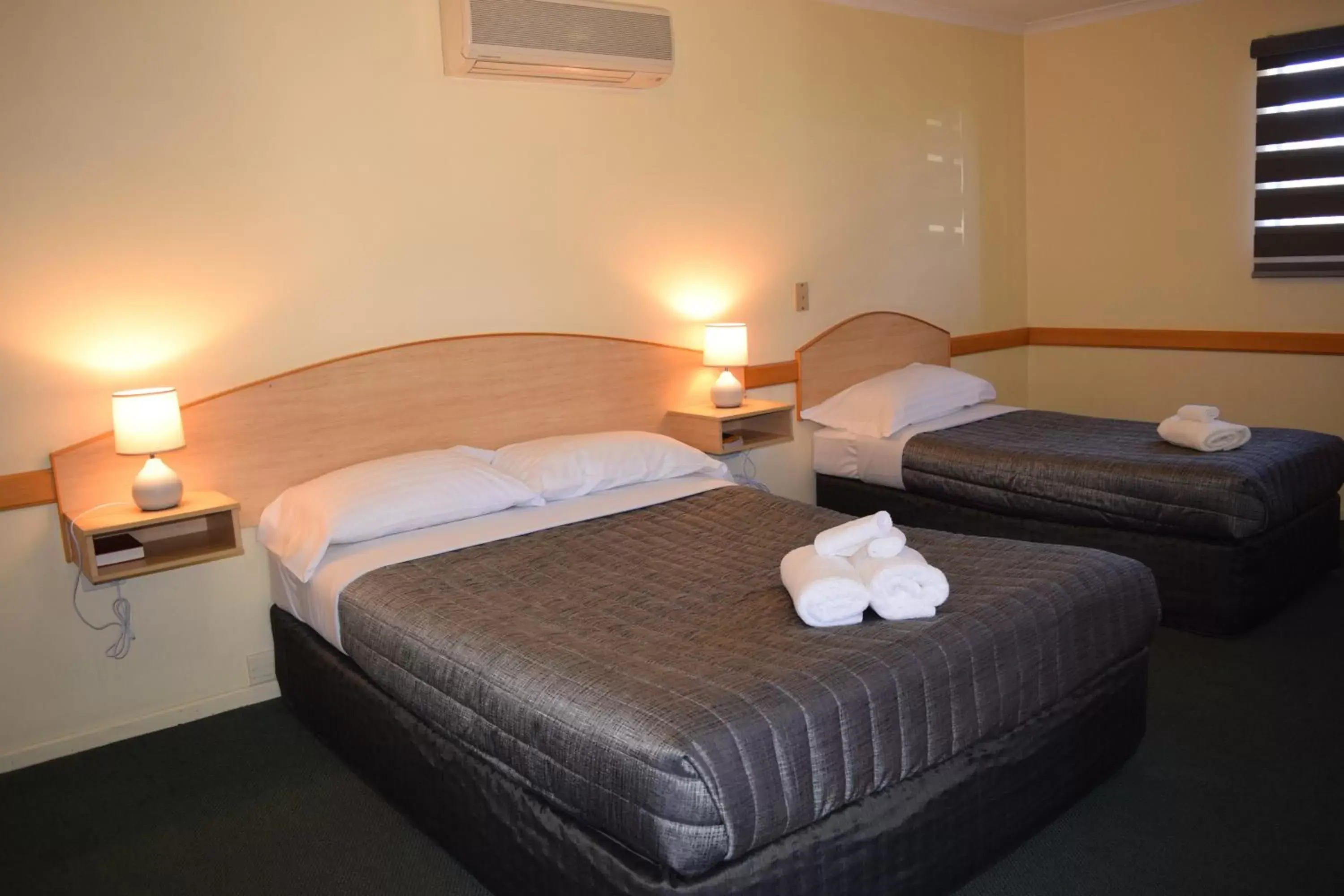 Bed in Warwick Vines Motel