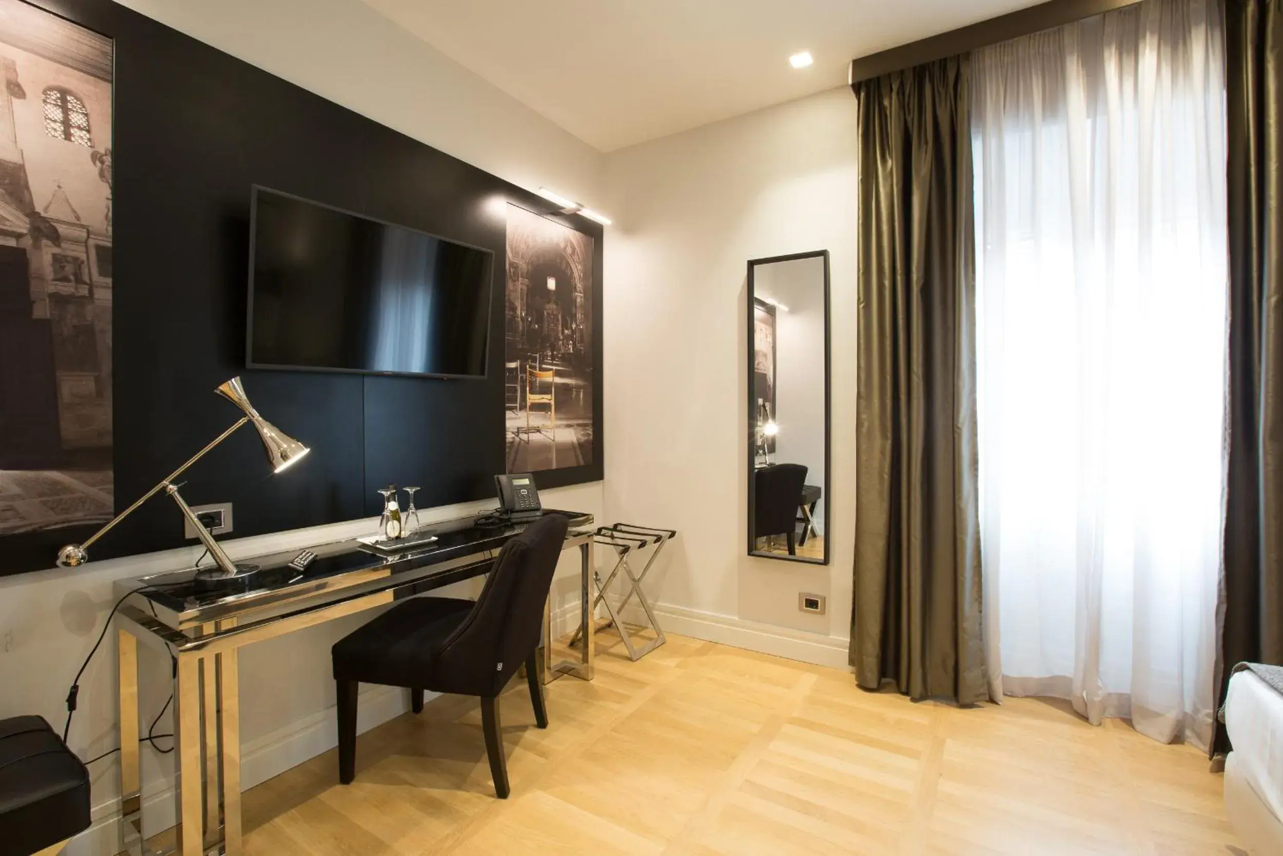 Bedroom, TV/Entertainment Center in Floris Hotel
