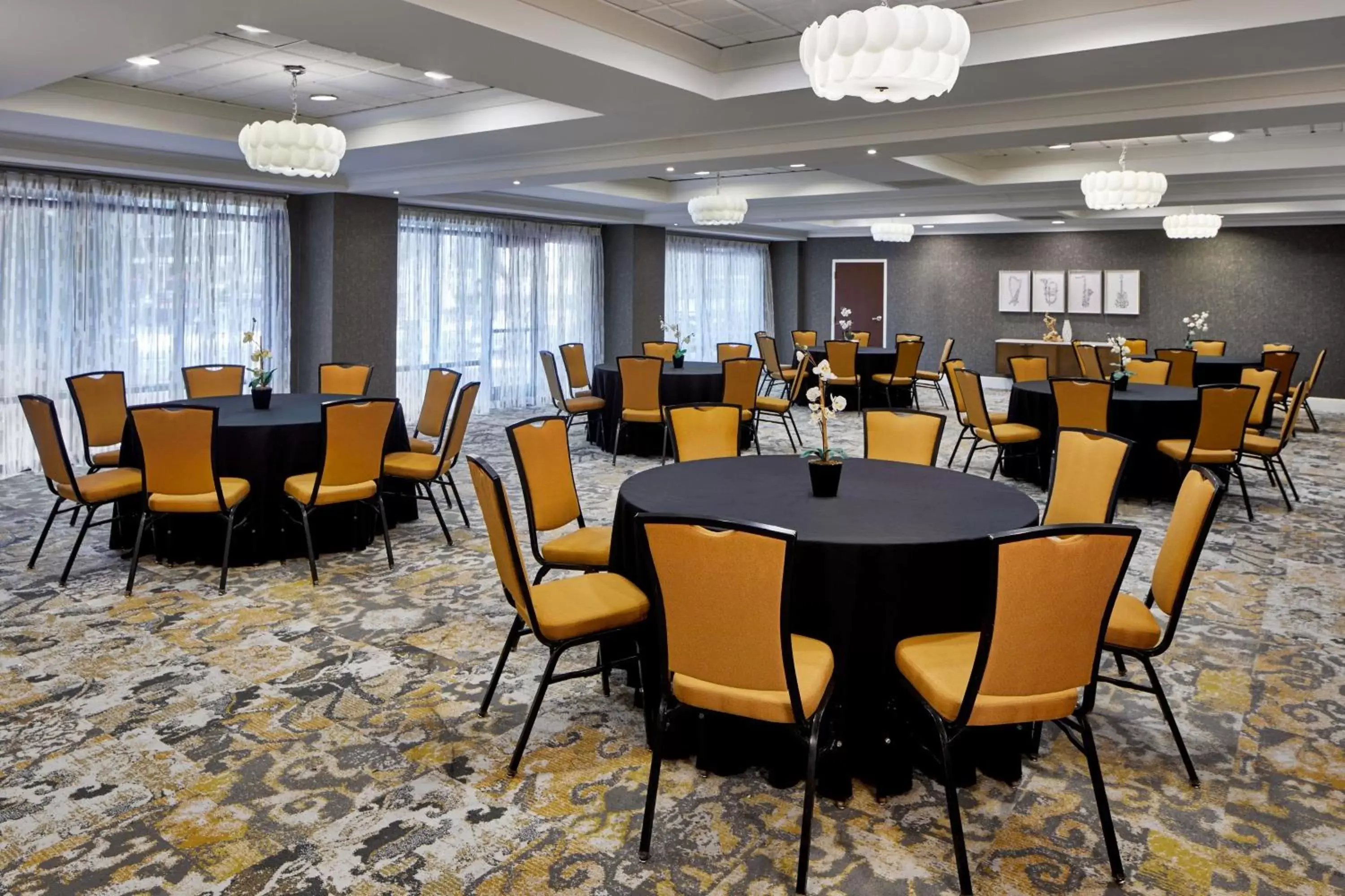 Meeting/conference room, Restaurant/Places to Eat in SpringHill Suites Memphis Downtown