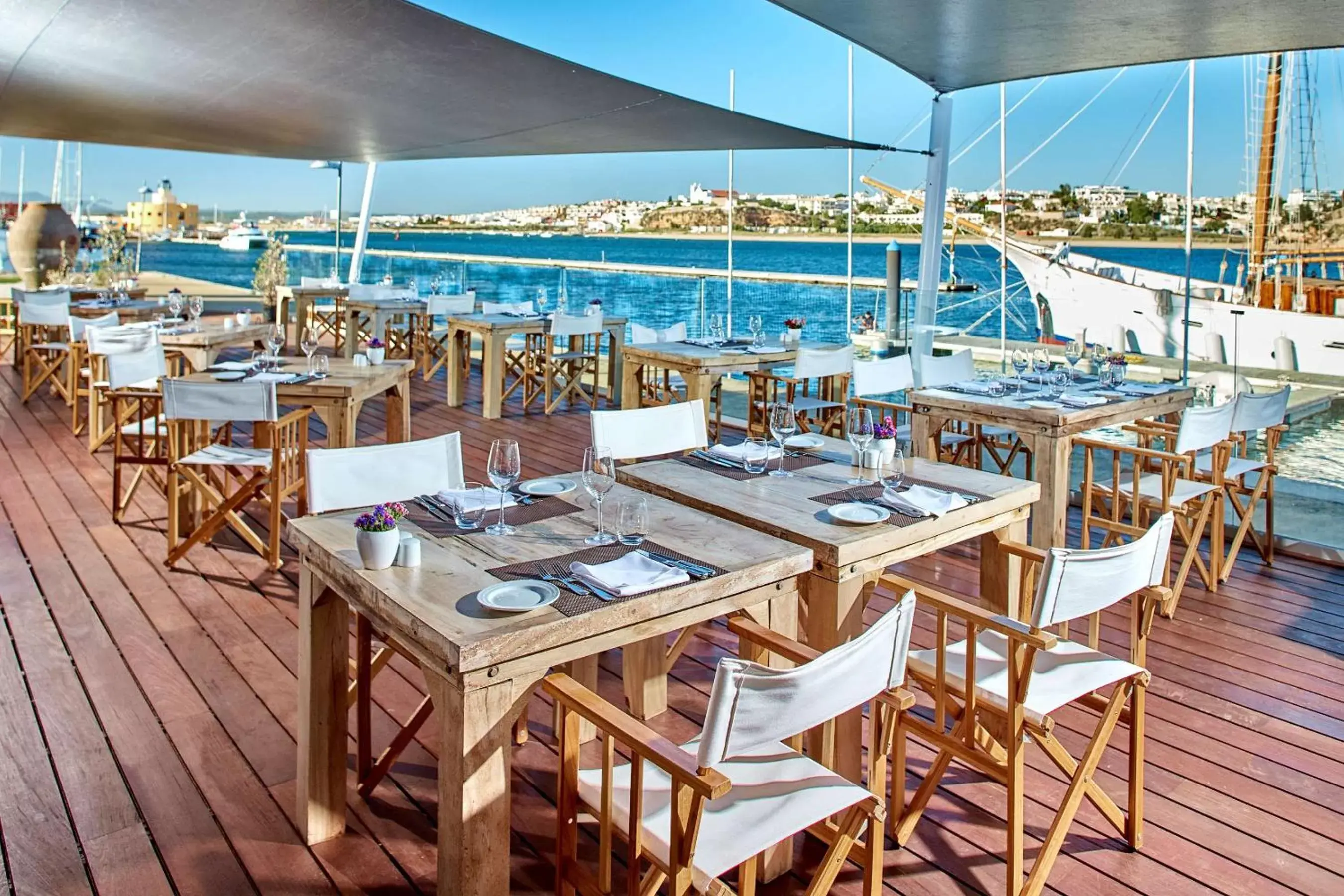 Restaurant/Places to Eat in NH Marina Portimao Resort