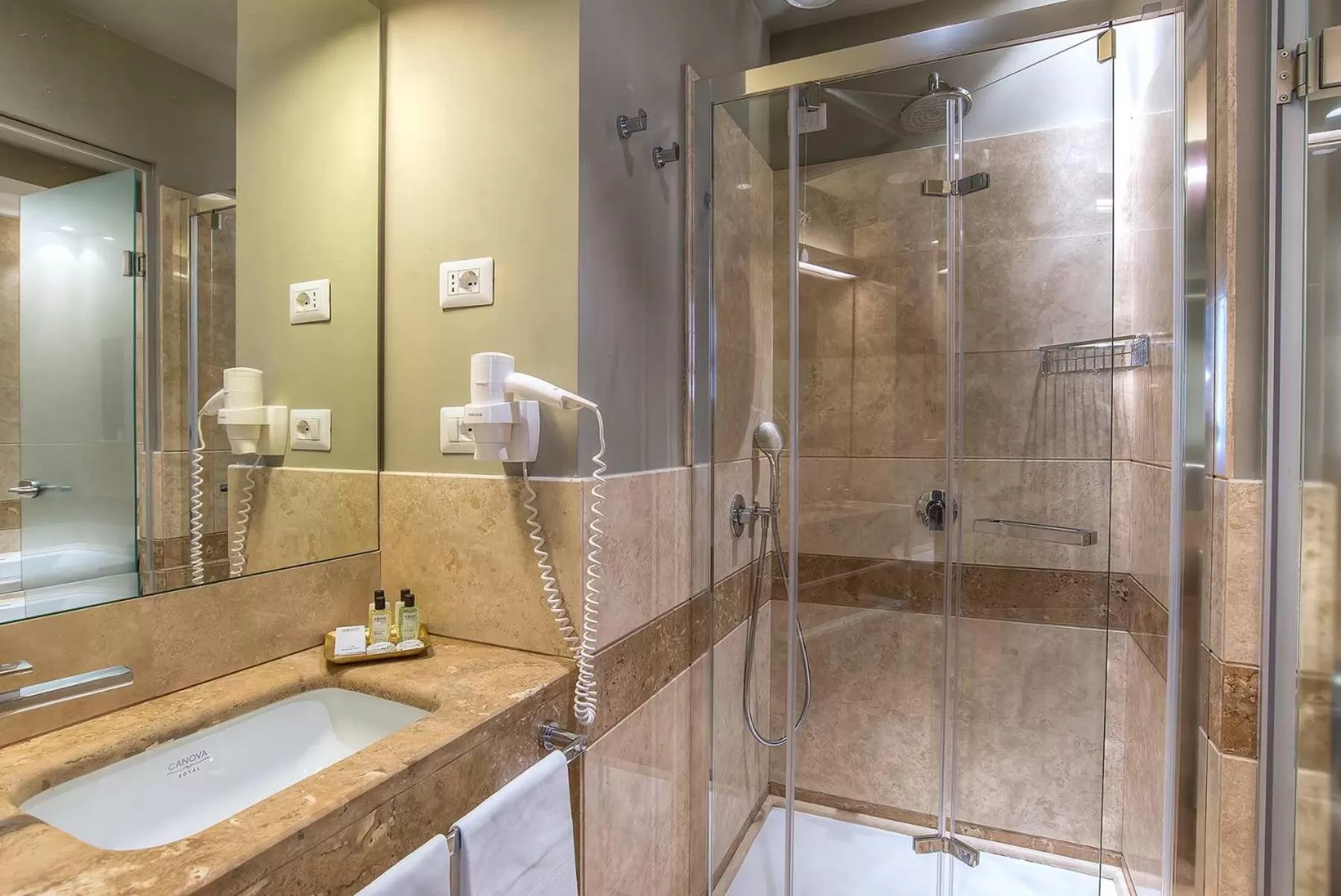 Shower in Hotel Accademia