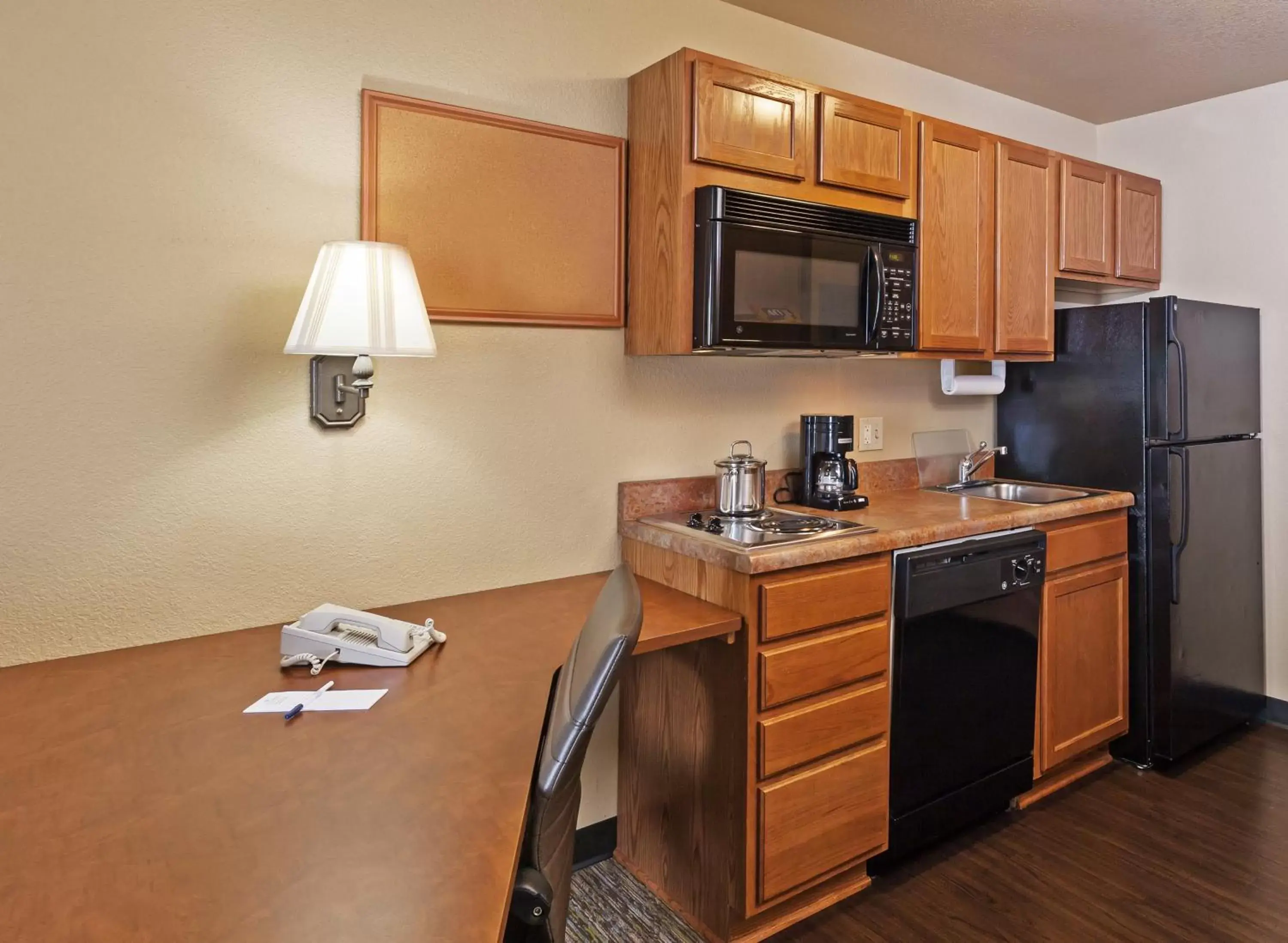Photo of the whole room, Kitchen/Kitchenette in Candlewood Suites St. Robert, an IHG Hotel