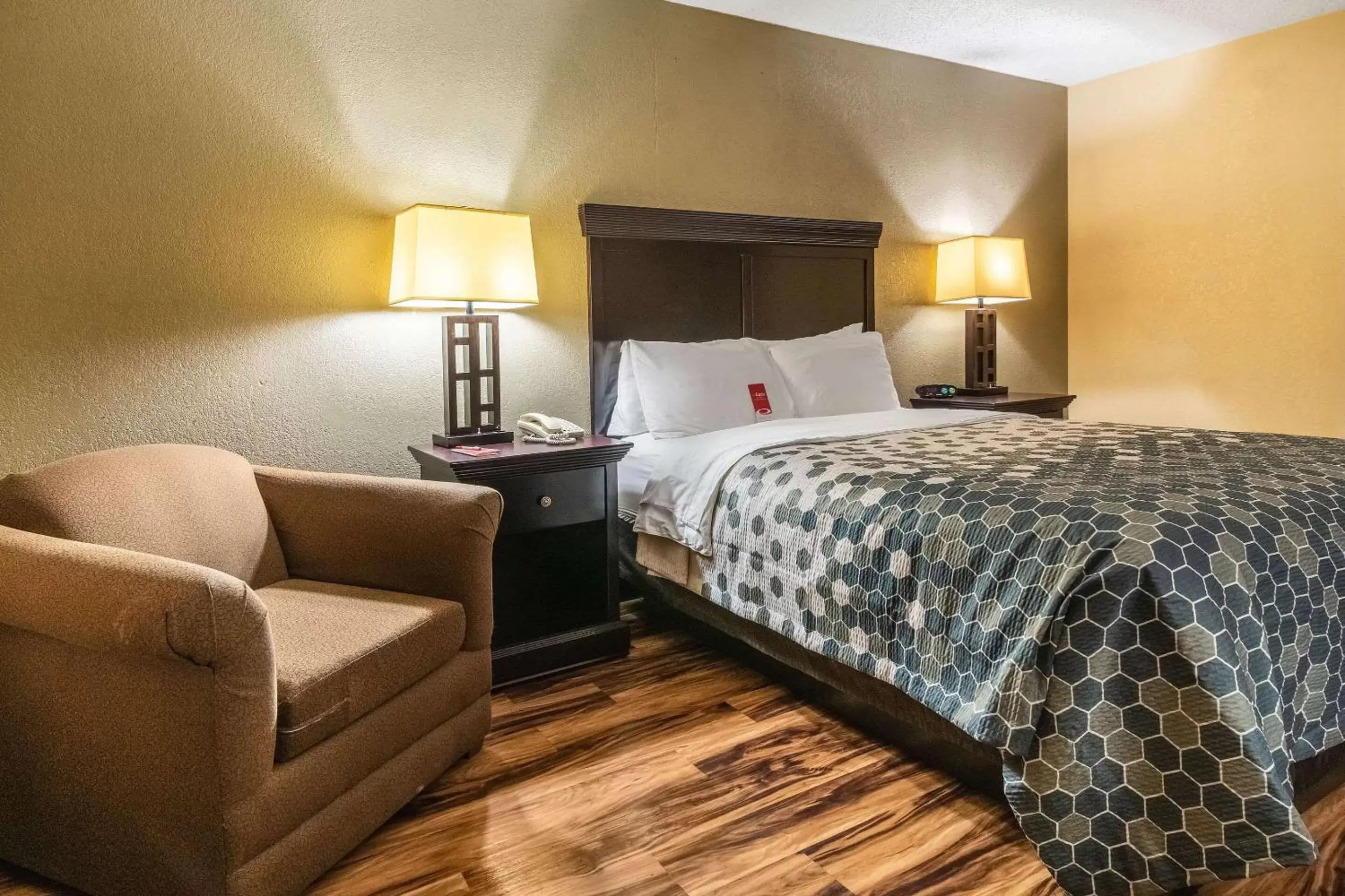 Photo of the whole room, Bed in Econo Lodge Hillsboro I-35