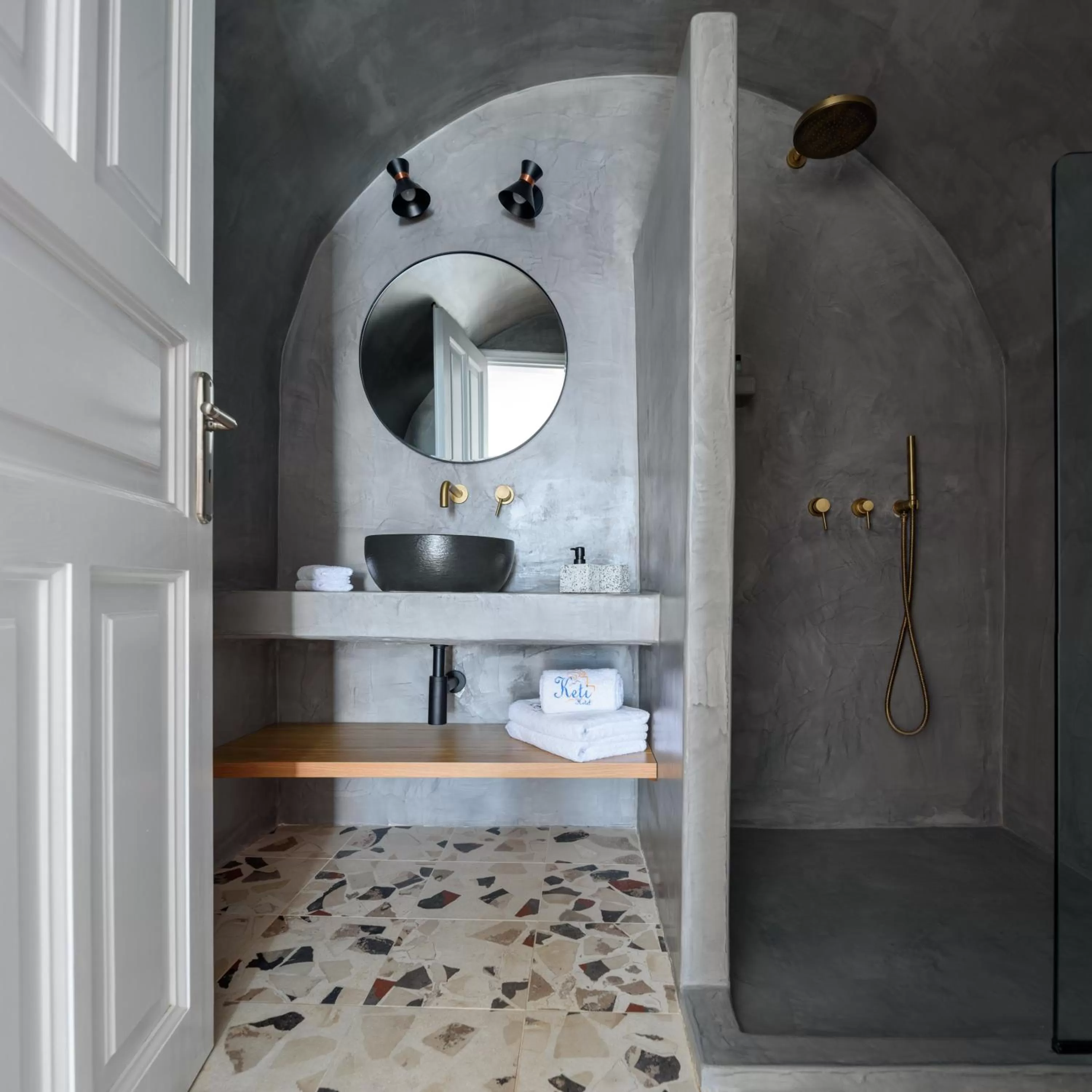 Shower in Keti Hotel