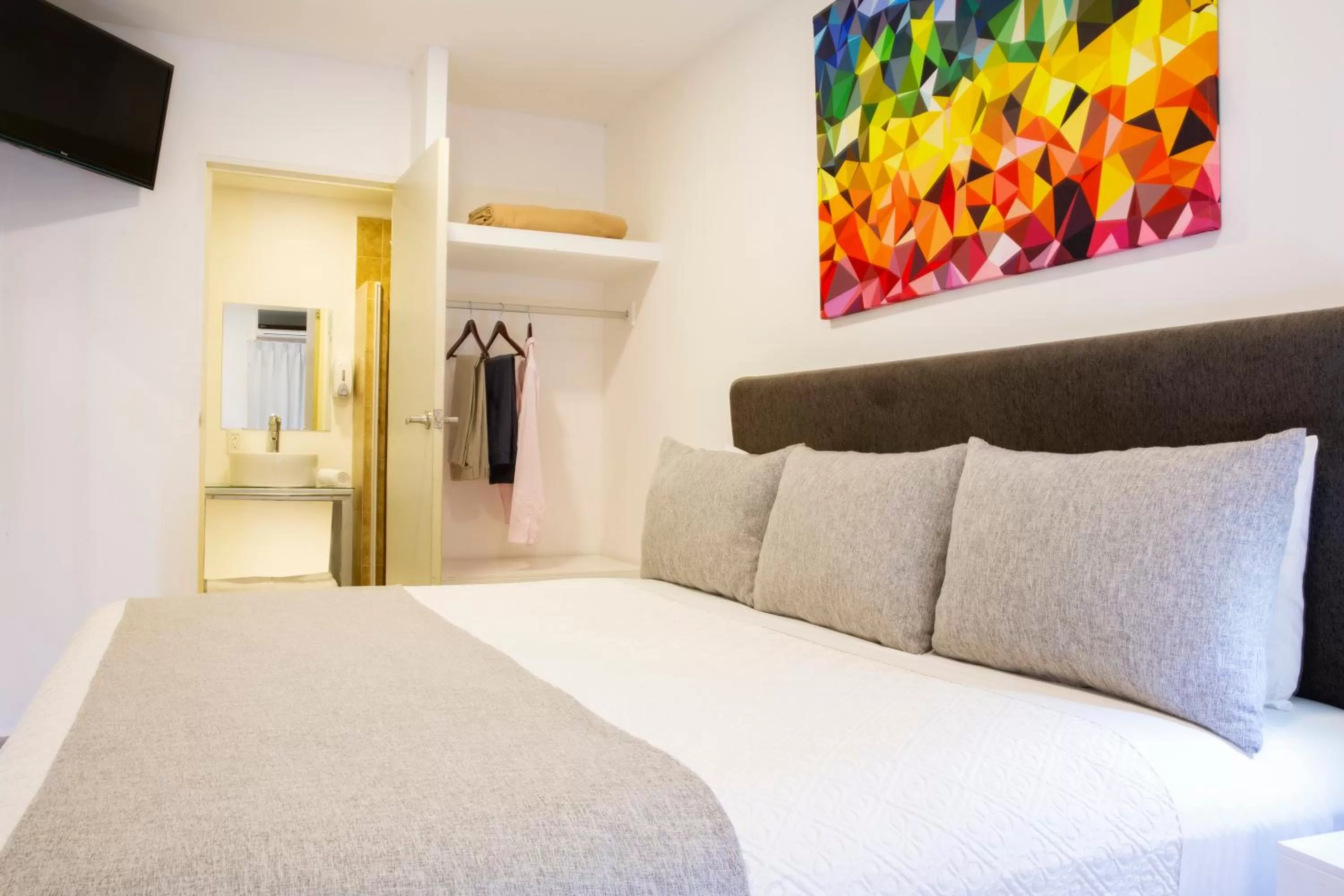 Bathroom, Bed in Container Inn Hotel Aeropuerto