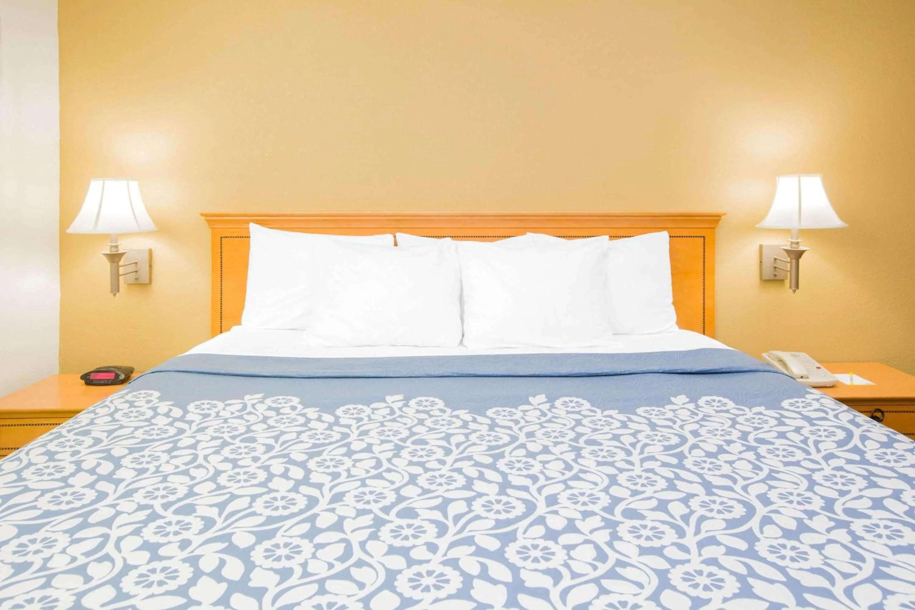 Photo of the whole room, Bed in Days Inn by Wyndham Hattiesburg MS