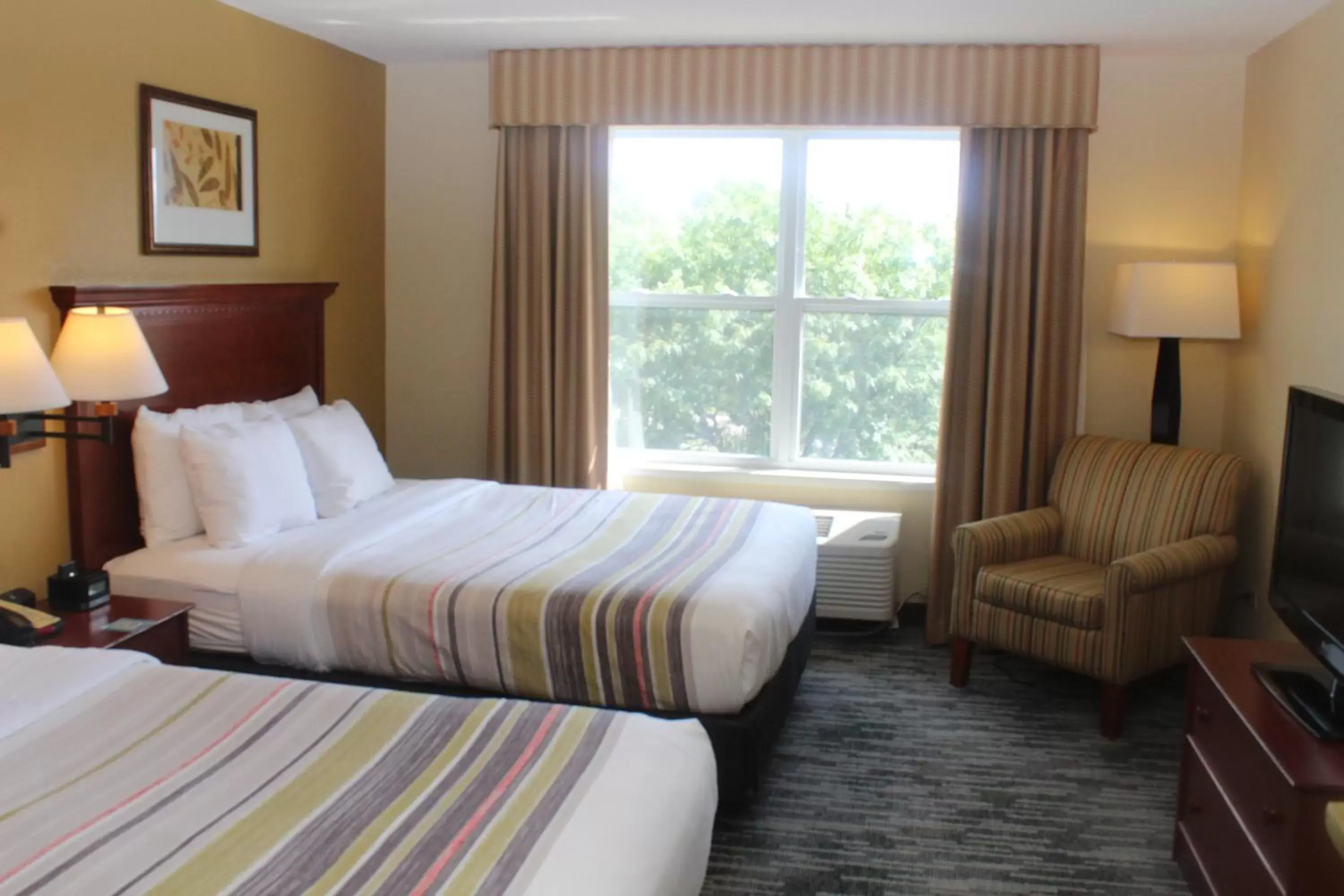 Photo of the whole room, Bed in Country Inn & Suites by Radisson, Crystal Lake, IL