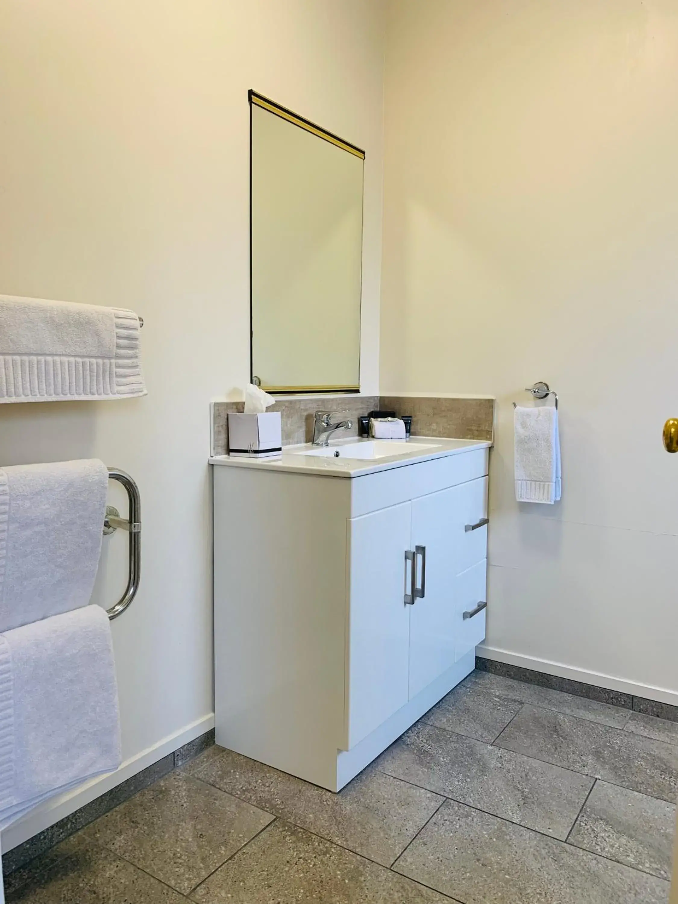 Bathroom in Kingswood Manor Motel