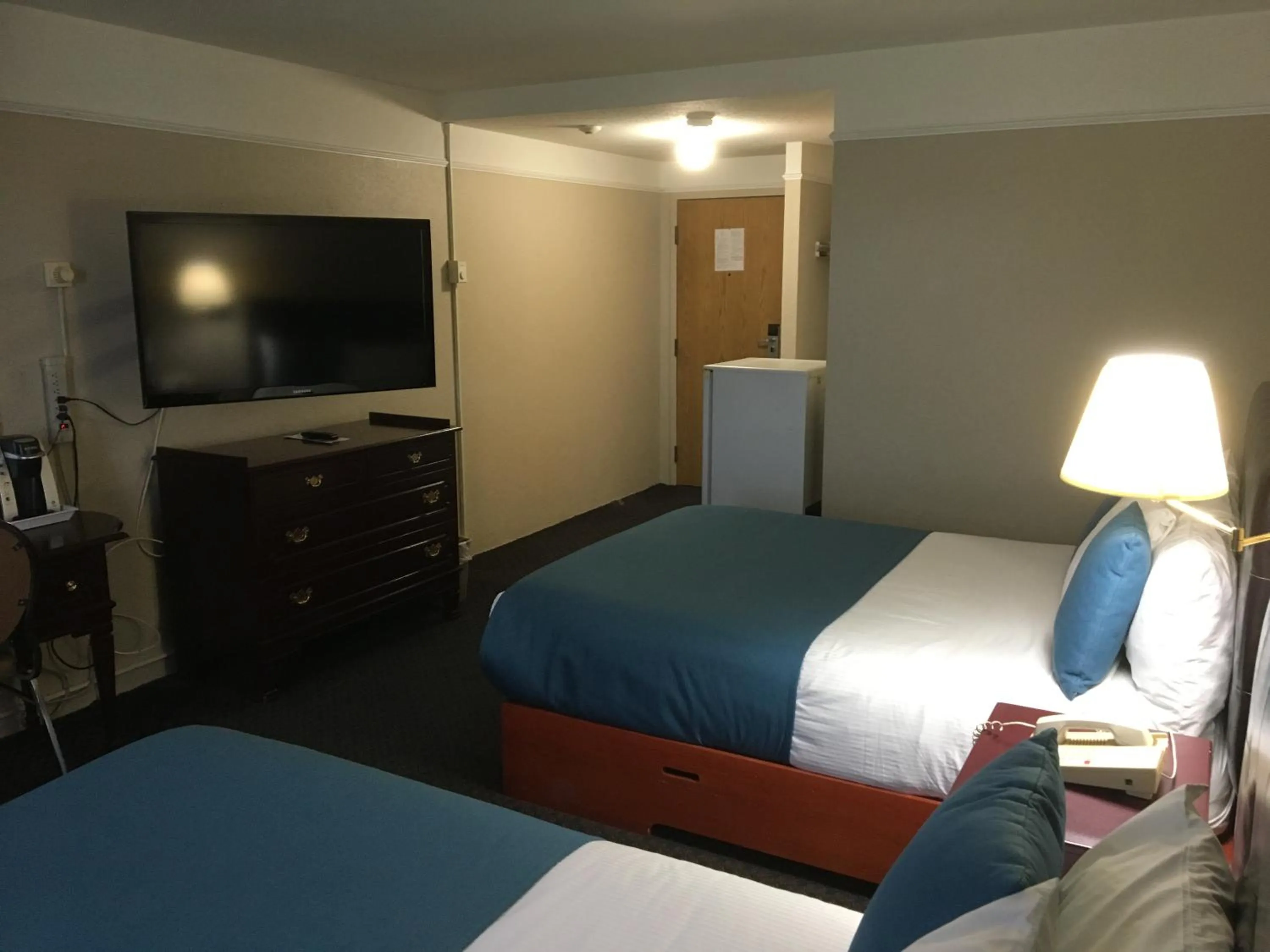 Photo of the whole room, Bed in Moby Dick Inn