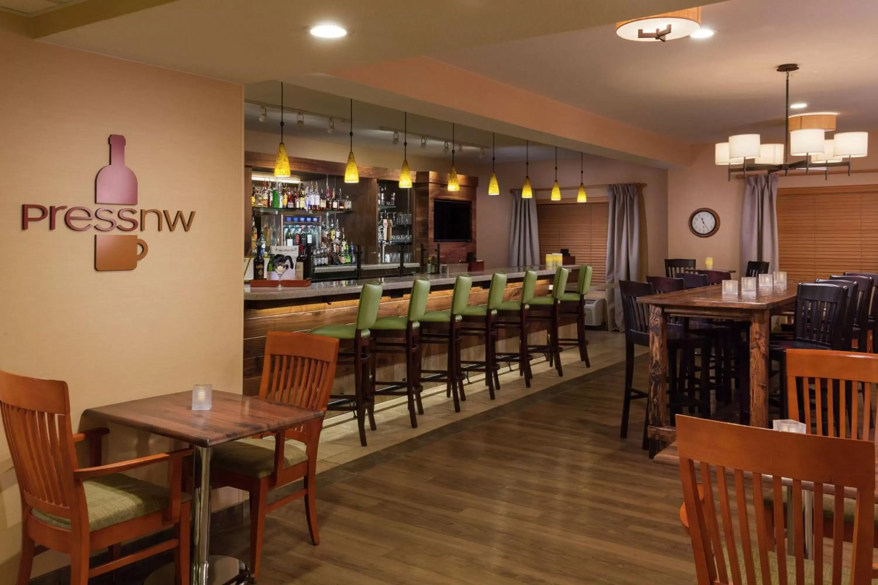 Lounge or bar, Restaurant/Places to Eat in DoubleTree by Hilton Portland Tigard