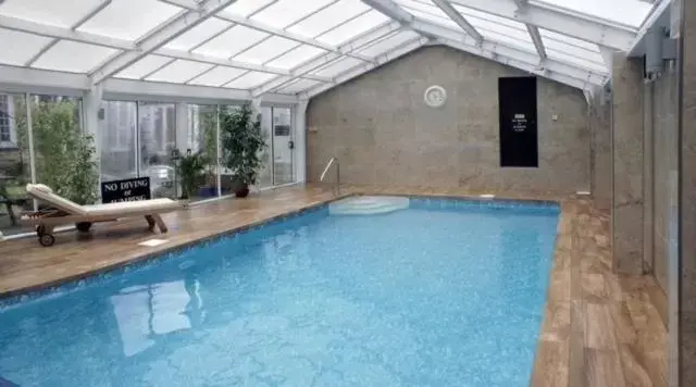 Swimming Pool in Canterbury Hotel