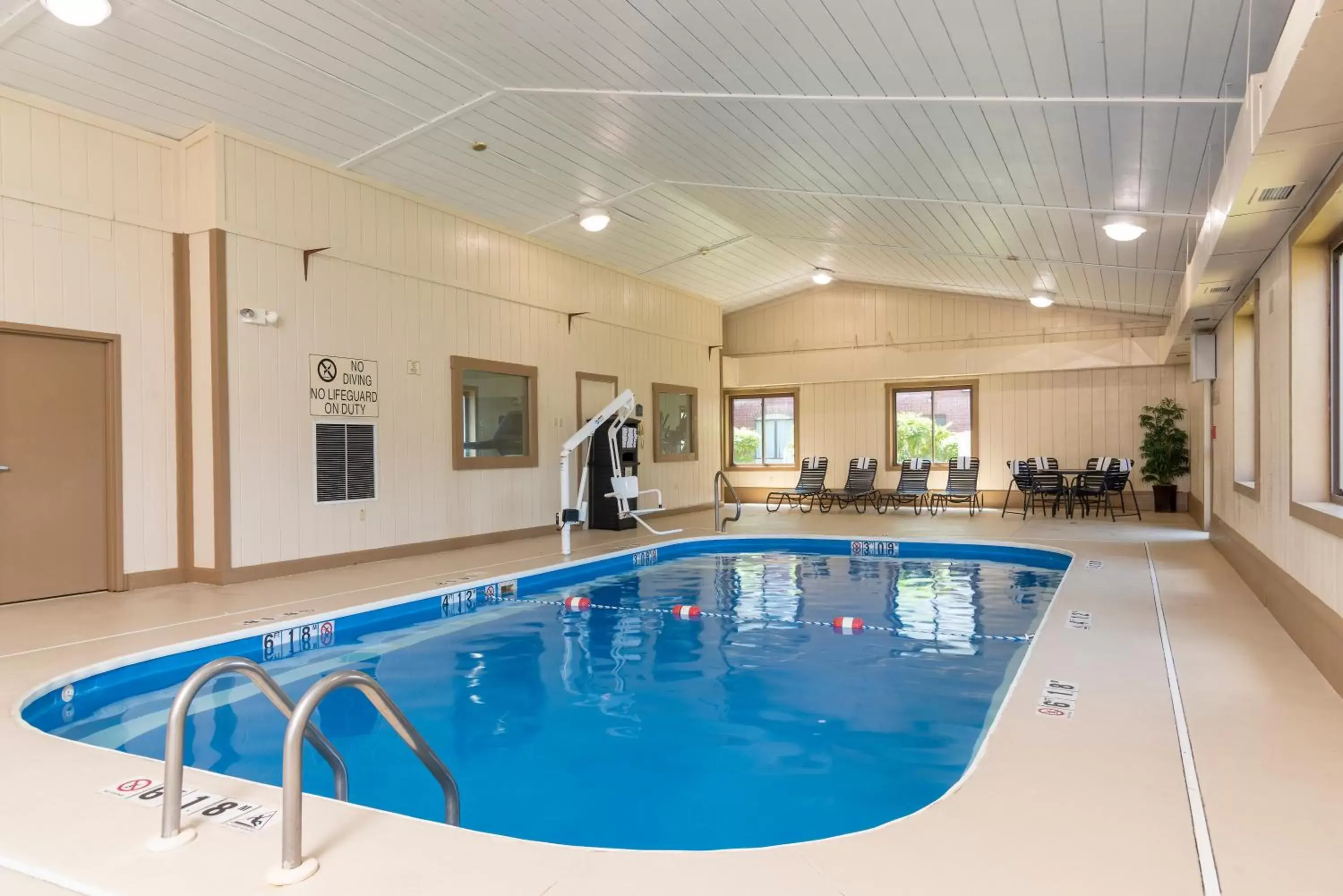 Swimming Pool in Best Western Dutch Valley Inn