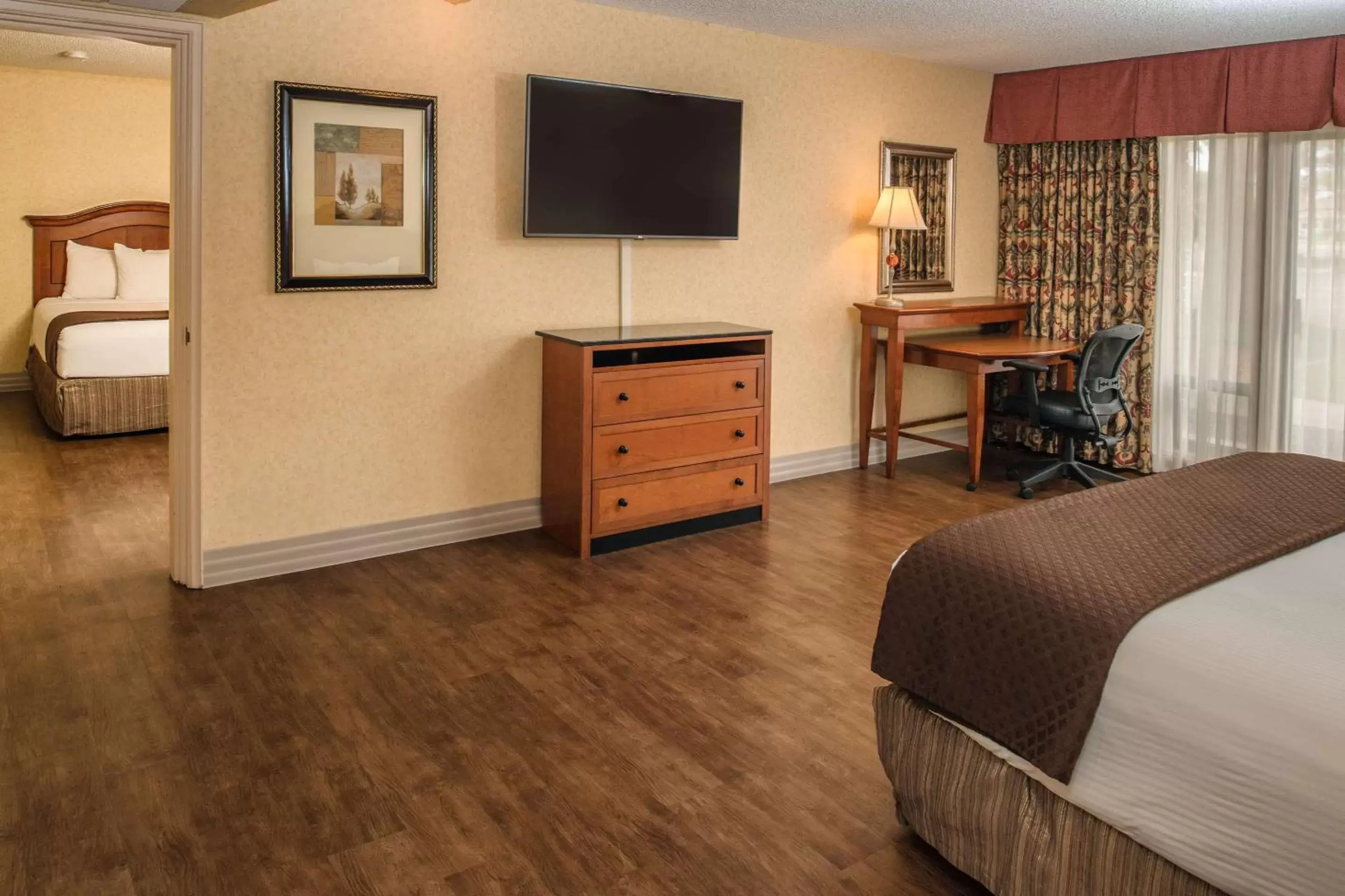 Bedroom, TV/Entertainment Center in Red Lion Hotel Pasco Airport & Conference Center