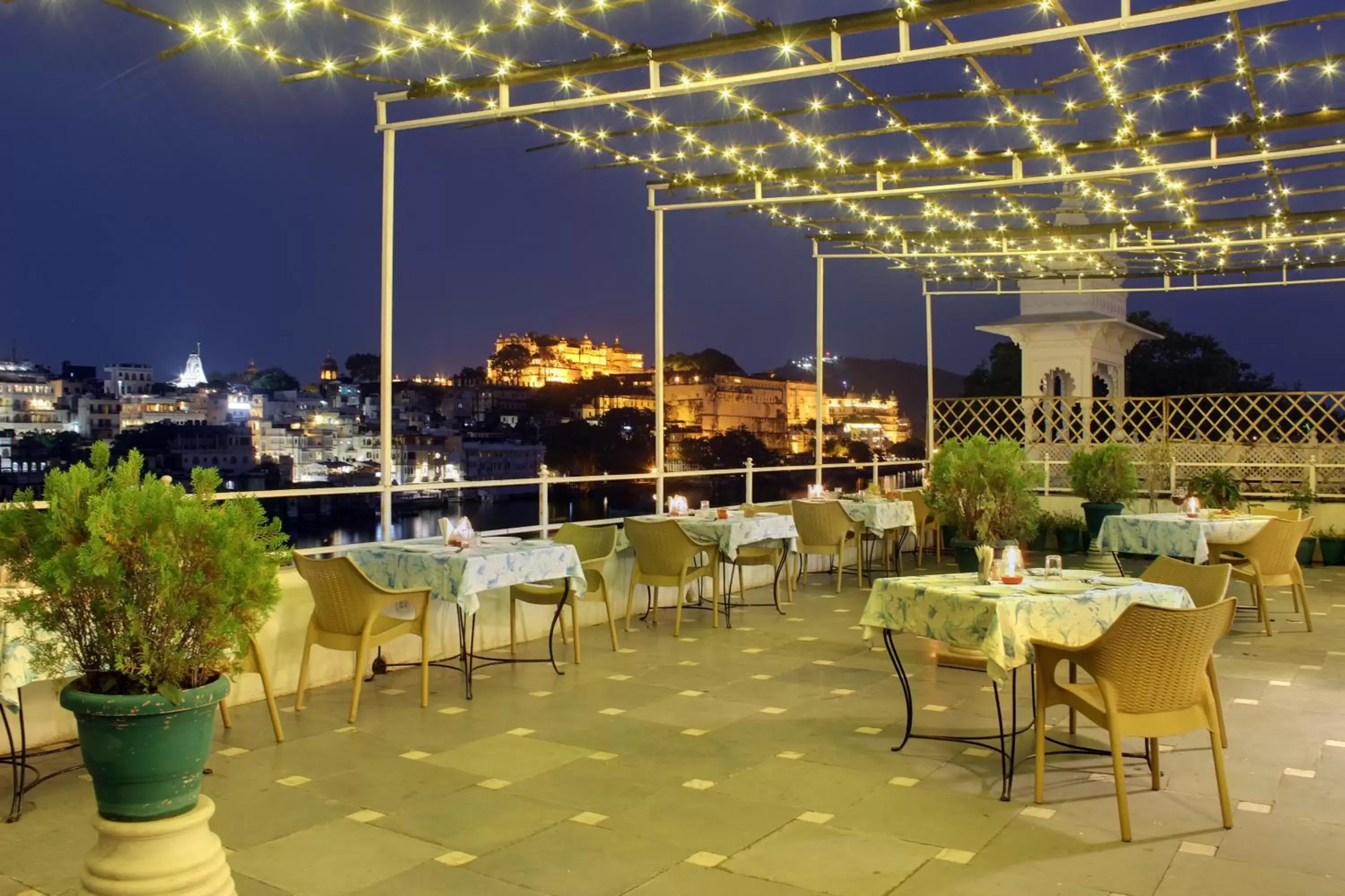 Restaurant/Places to Eat in Hotel Sarovar On Lake Pichola
