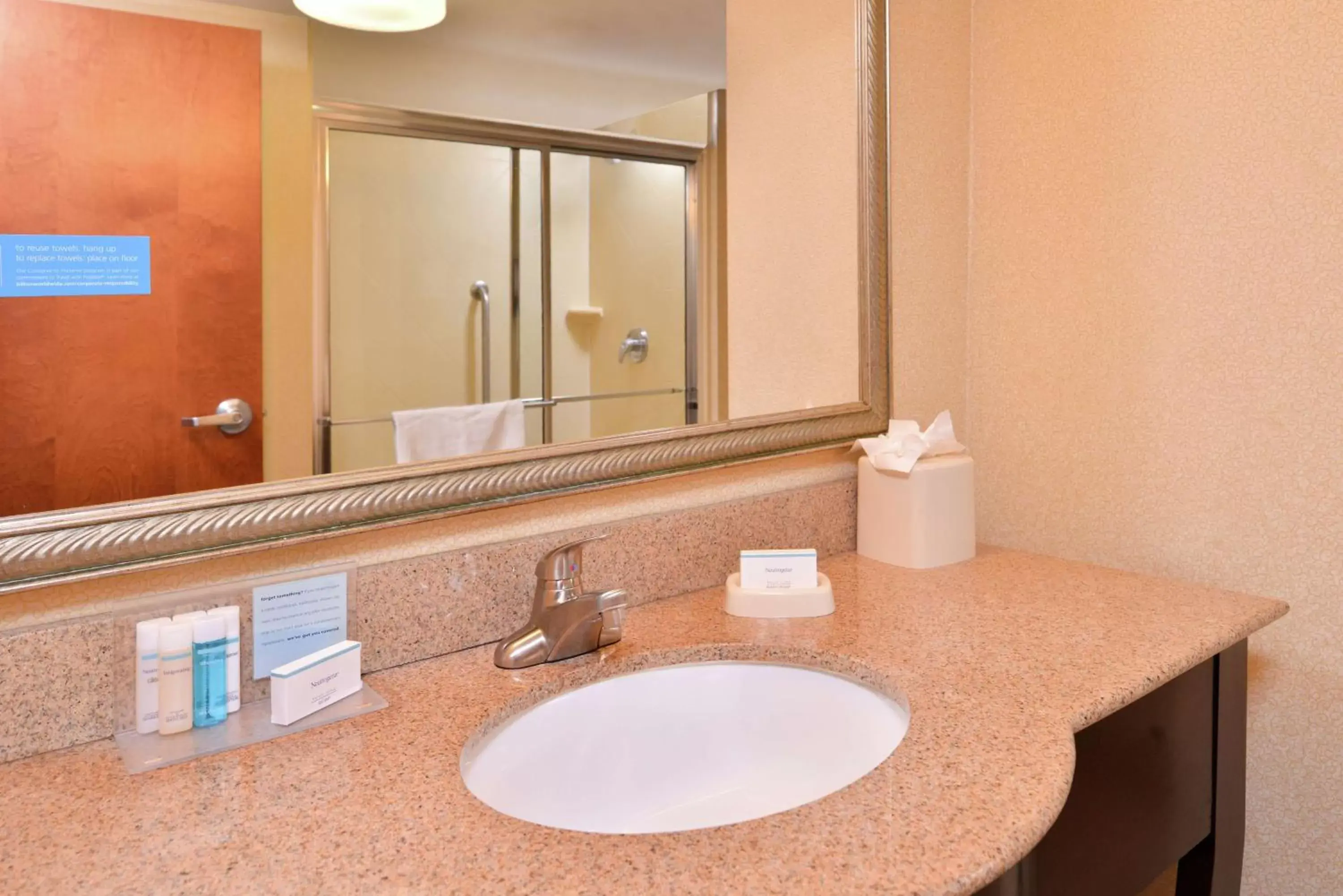 Bathroom in Hampton Inn & Suites Cape Coral / Fort Myers