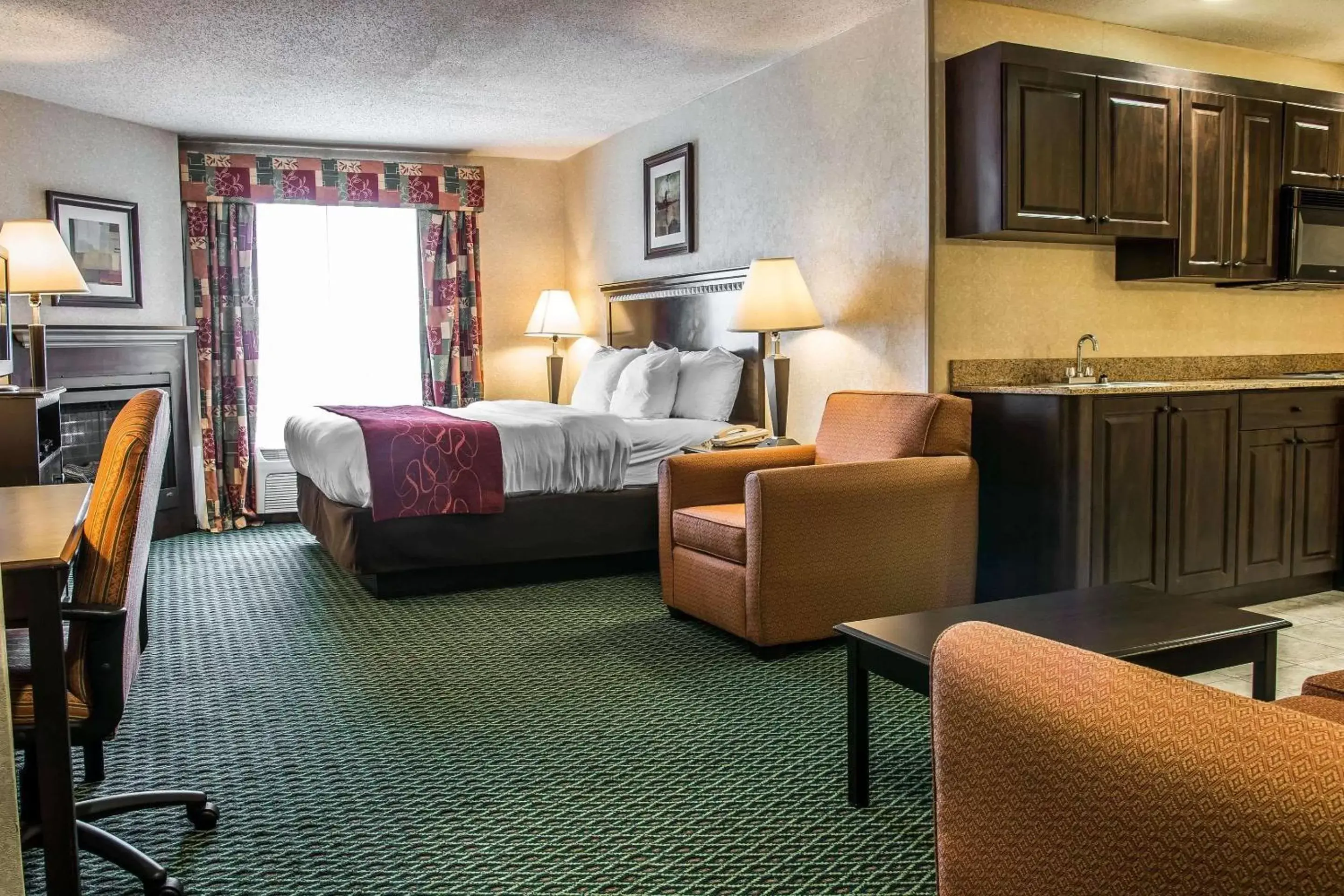 Photo of the whole room in Comfort Suites Canton