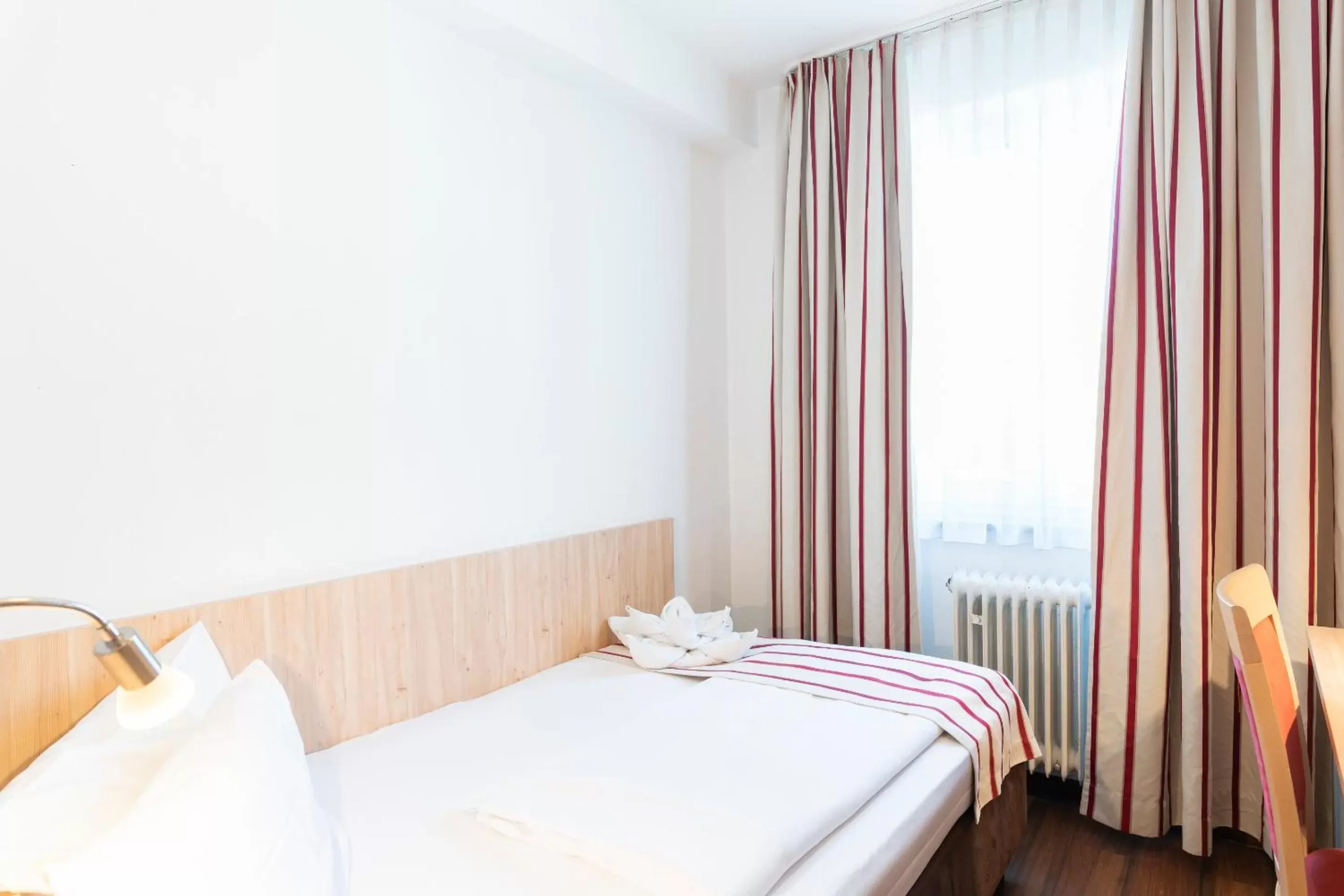 Staff, Bed in Hotel Astoria Stuttgart City