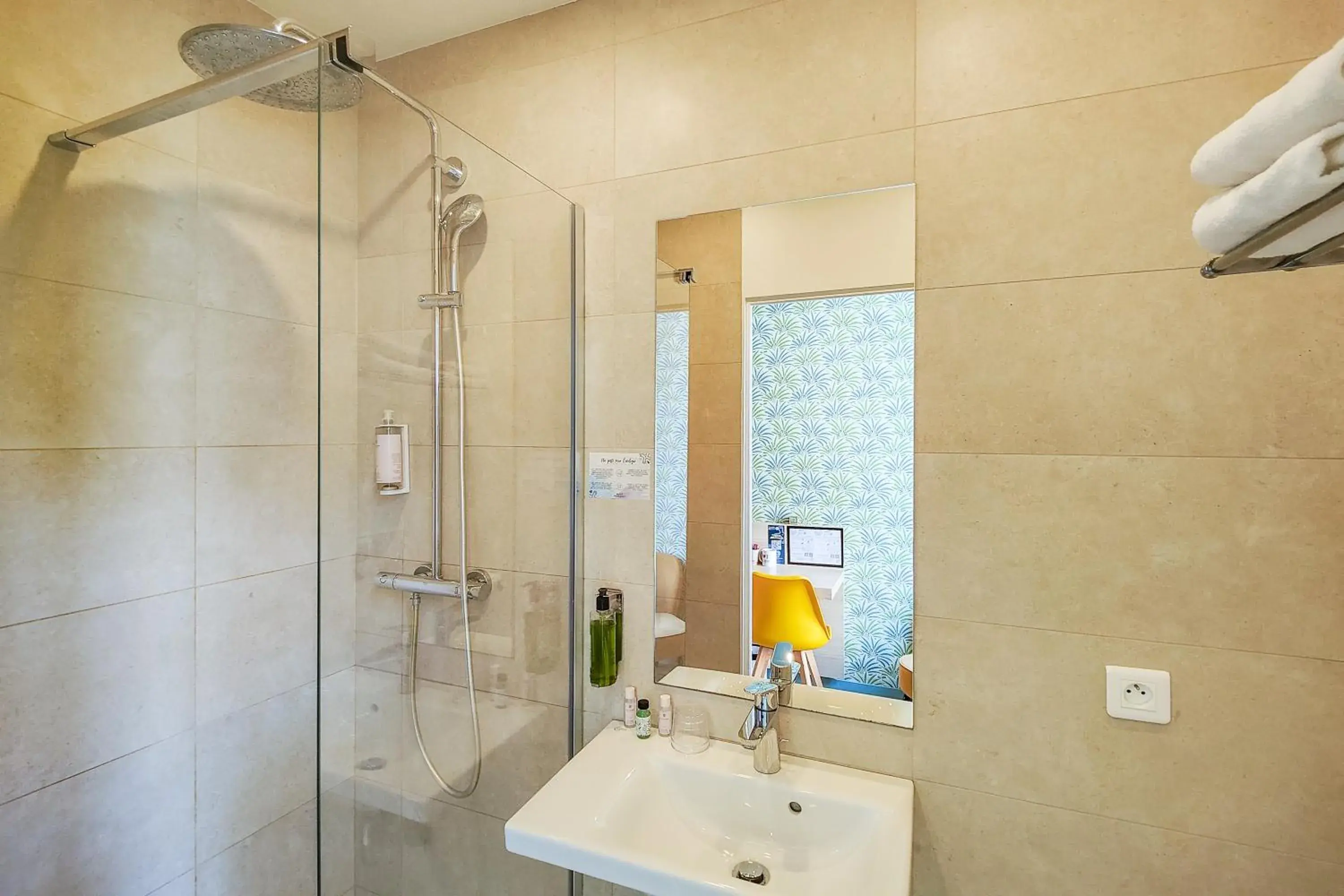 Bathroom in Hôtel Du Centre, un hôtel AMMI