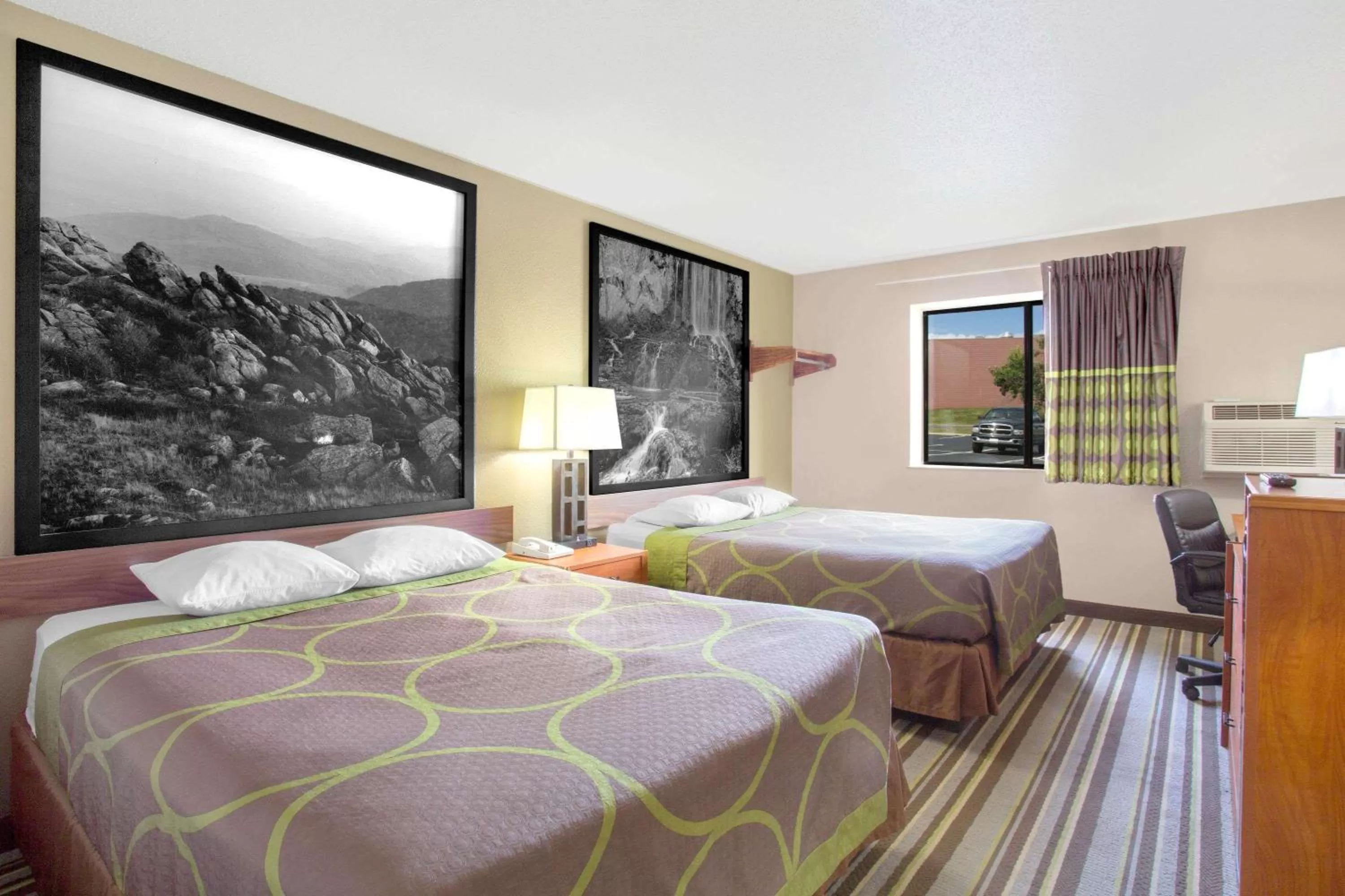 Photo of the whole room, Bed in Super 8 by Wyndham Abingdon VA