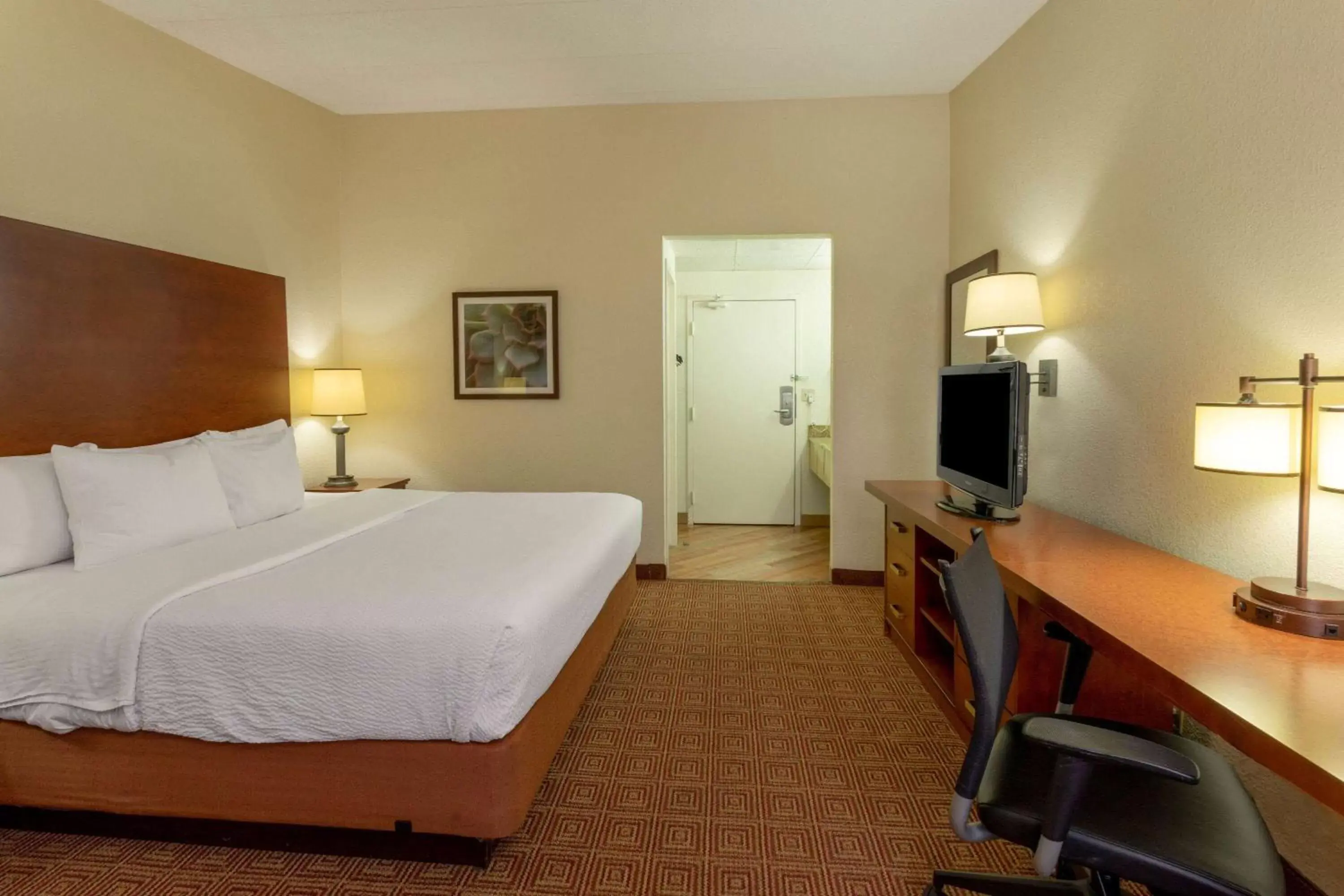 Photo of the whole room, Bed in La Quinta Inn by Wyndham Minneapolis Airport Bloomington