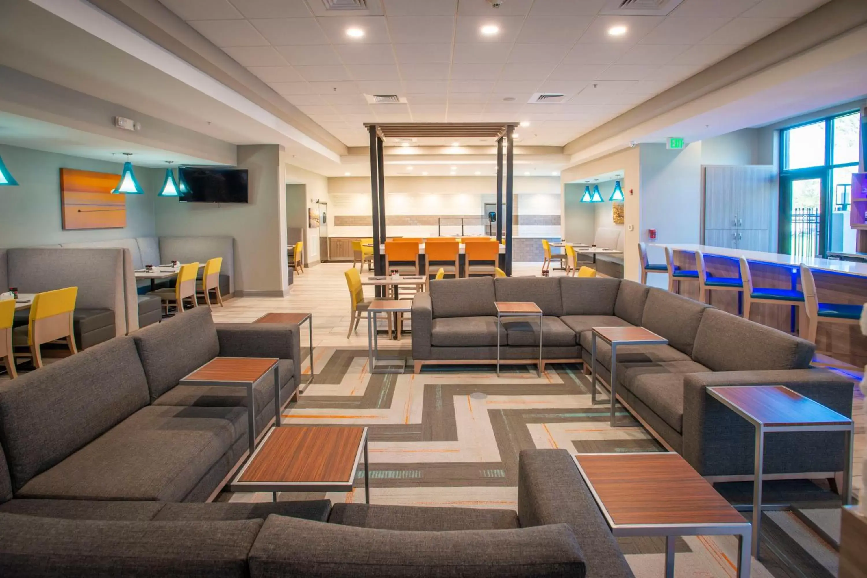 Restaurant/places to eat, Seating Area in Holiday Inn Pensacola - University Area, an IHG Hotel