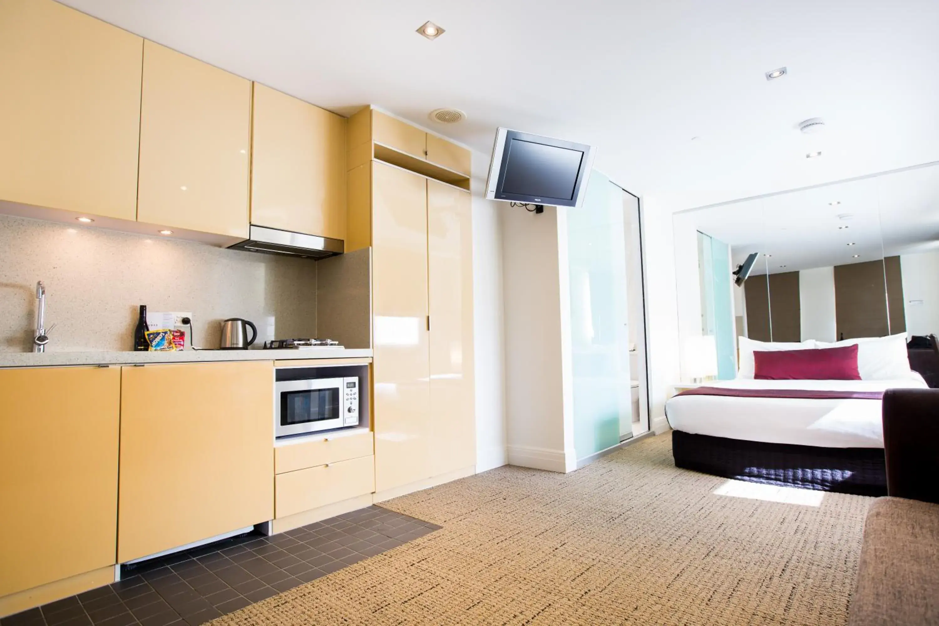 Bathroom, Kitchen/Kitchenette in Sydney Potts Point Central Apartment Hotel