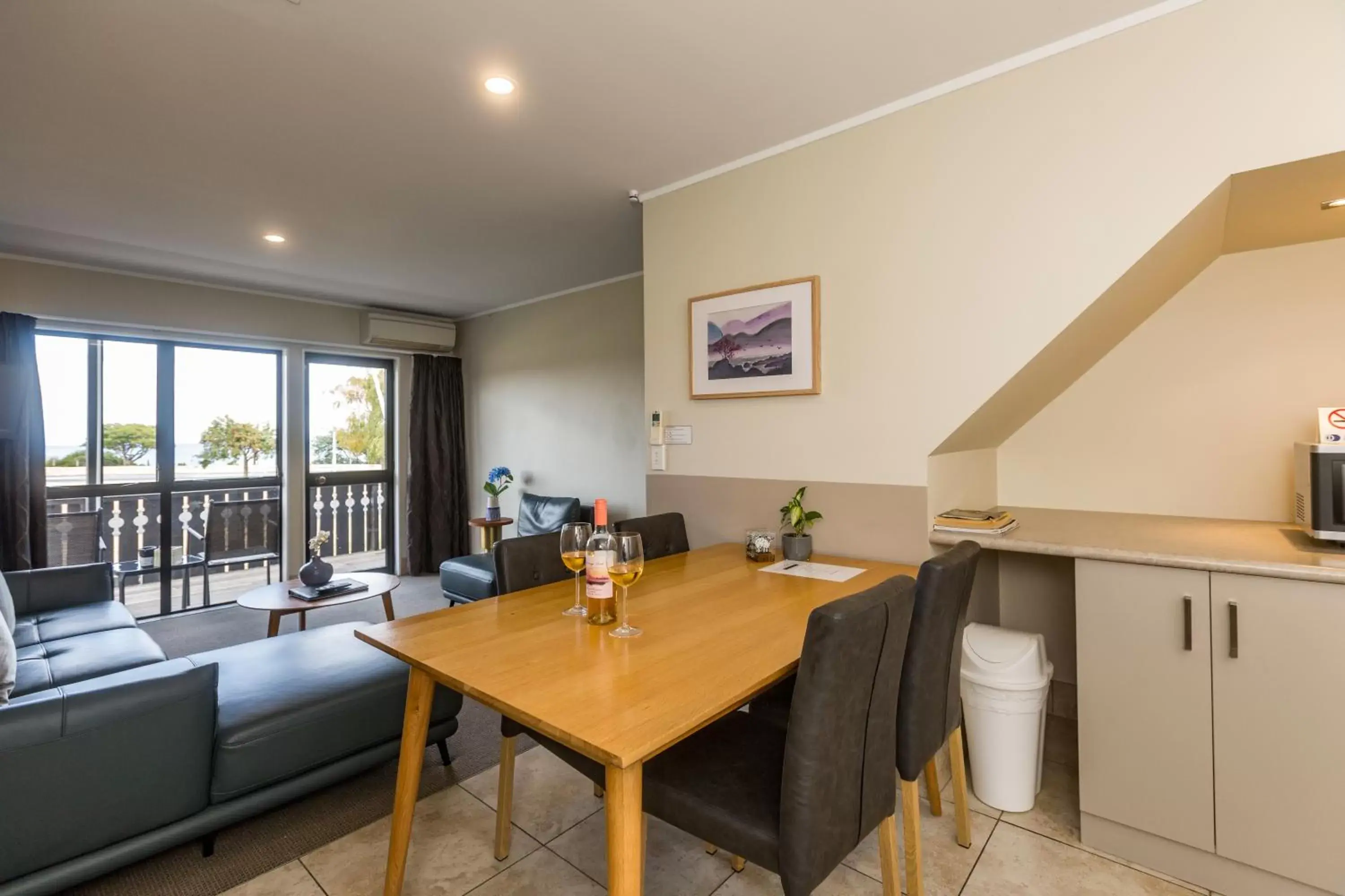 Living room, Dining Area in Le Chalet Suisse Motel Taupo