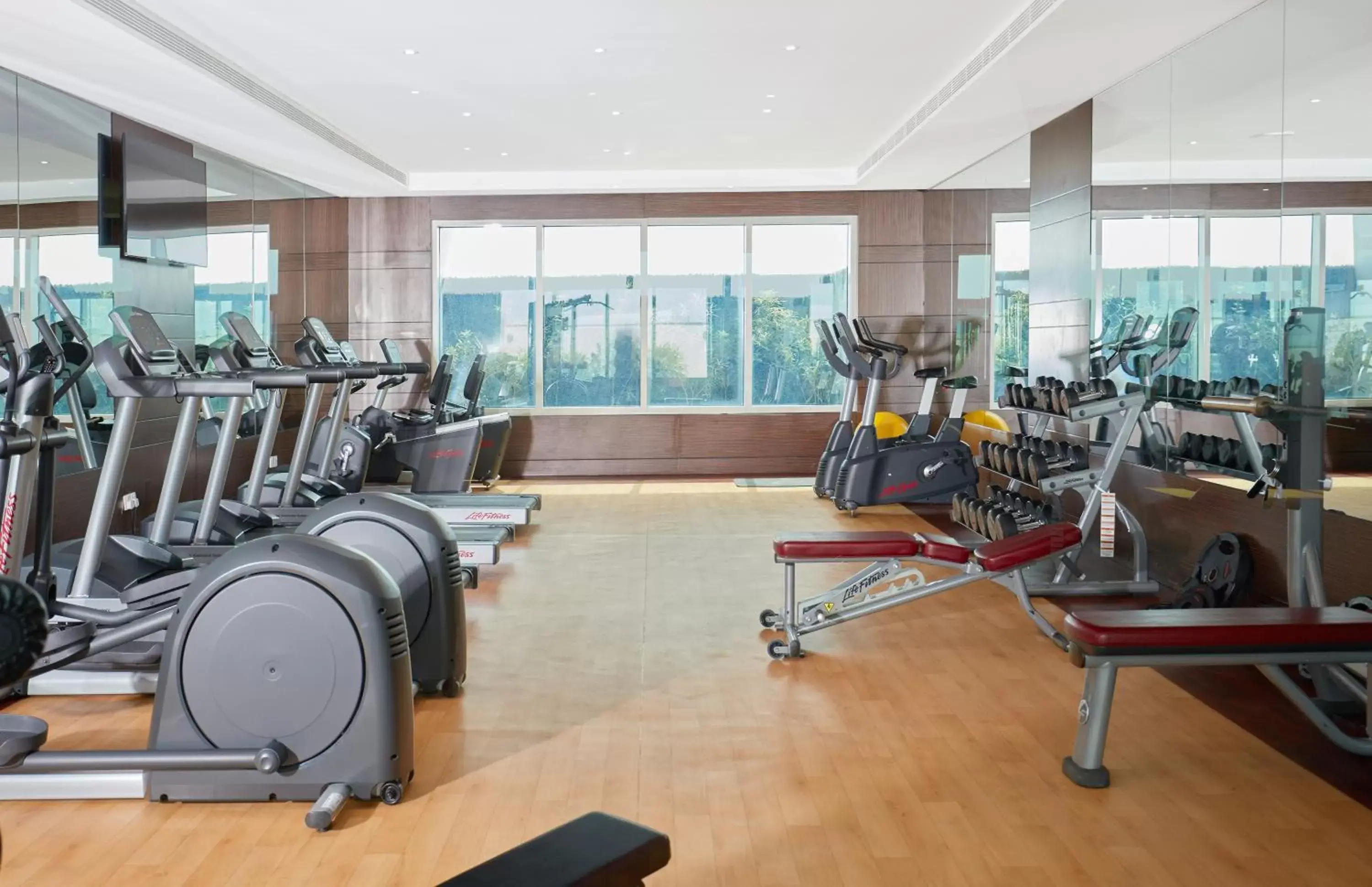 Fitness centre/facilities, Fitness Center/Facilities in Treppan Hotel & Suites By Fakhruddin