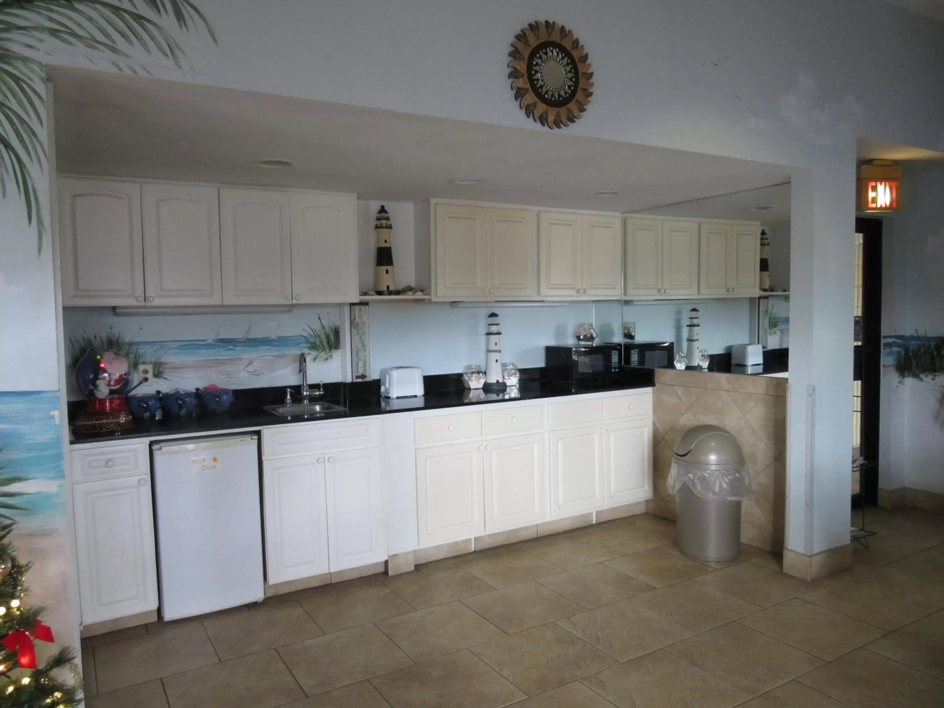 Decorative detail, Kitchen/Kitchenette in Dunes Inn & Suites - Tybee Island