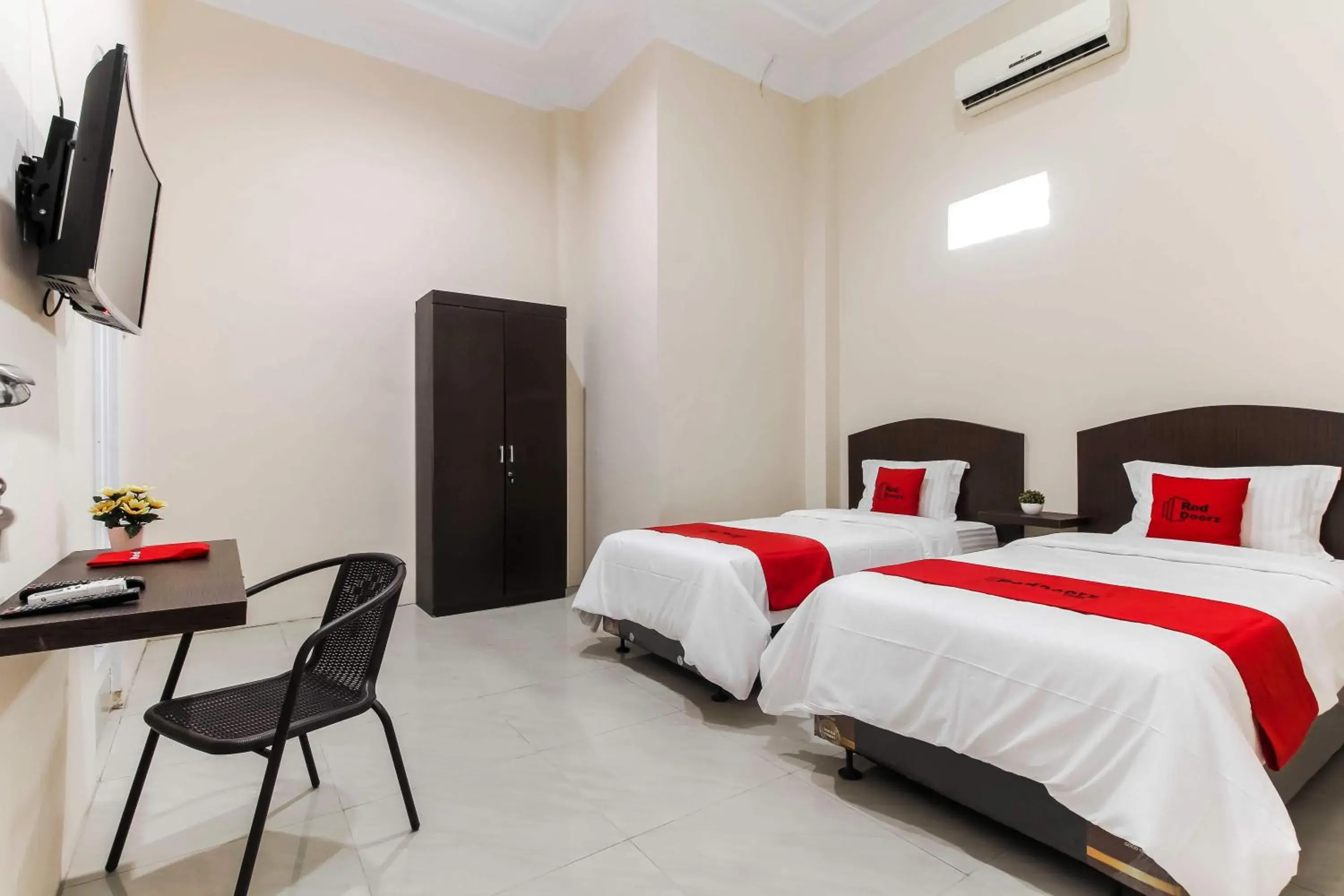 Bedroom, Bed in RedDoorz @ Ralica Grand Palladium Medan
