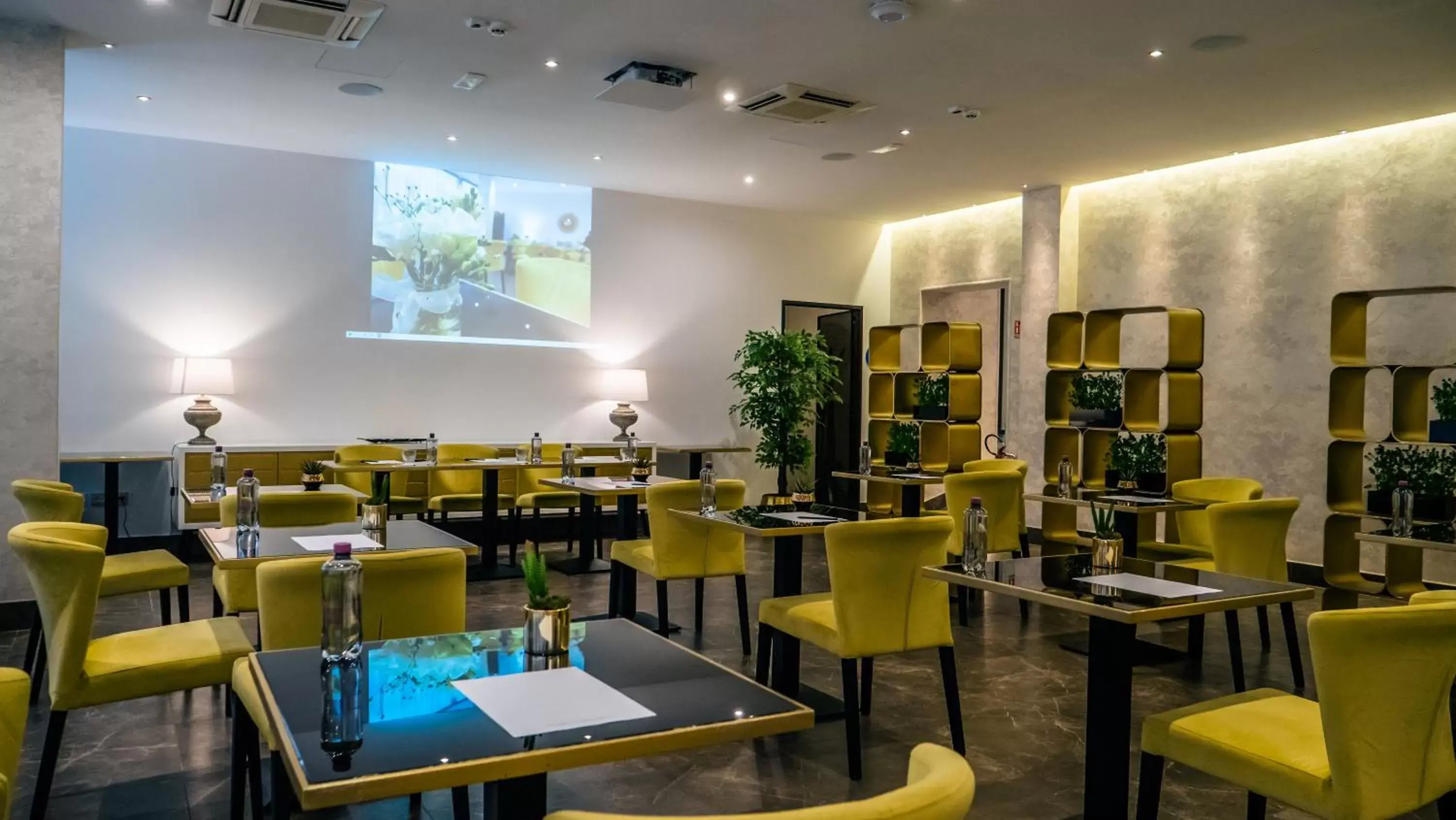 Business facilities, Restaurant/Places to Eat in Hotel Up Wellness & Spa