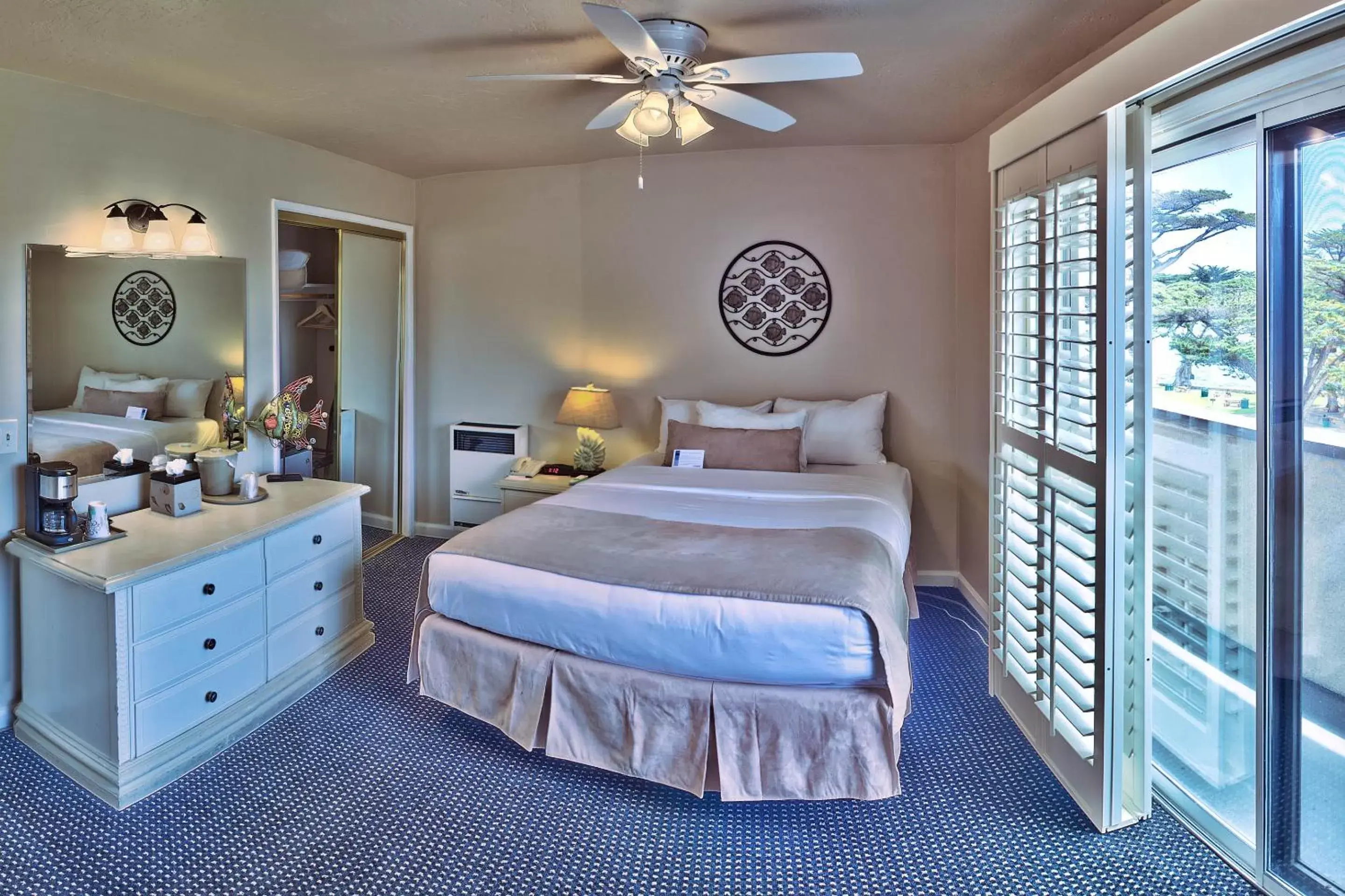 Bed in Lovers Point Inn Bed in Lovers Point Inn