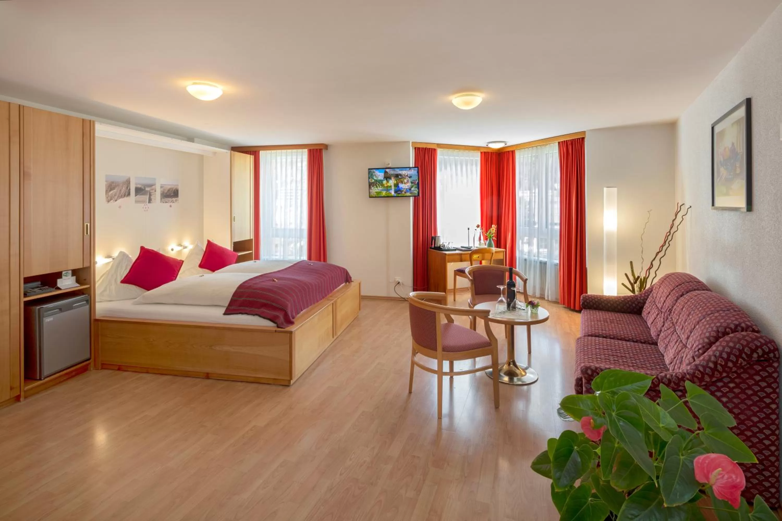 Photo of the whole room, Seating Area in Hotel Alex Business & SPA