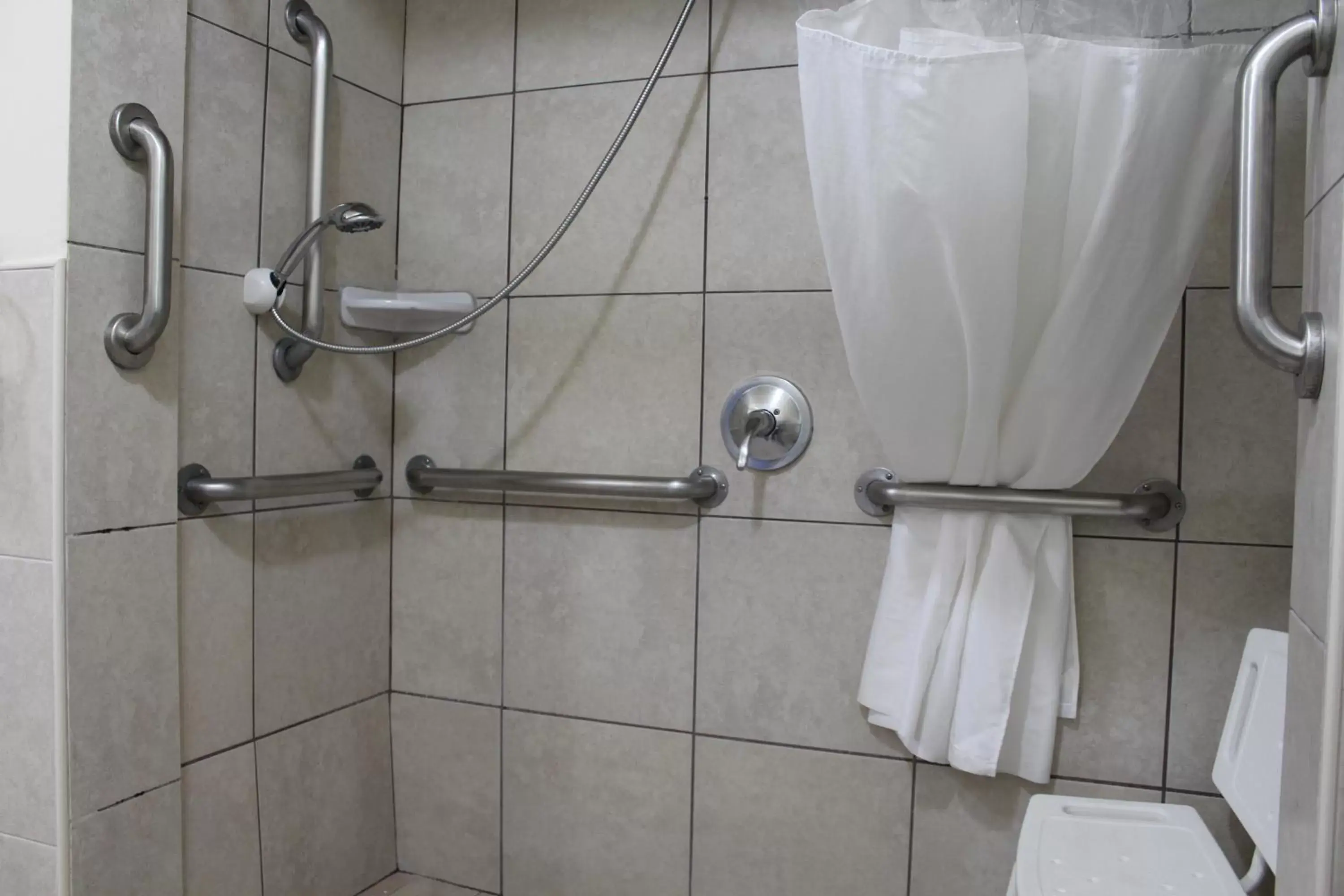 Shower, Bathroom in Travelodge by Wyndham Florida City/Homestead/Everglades