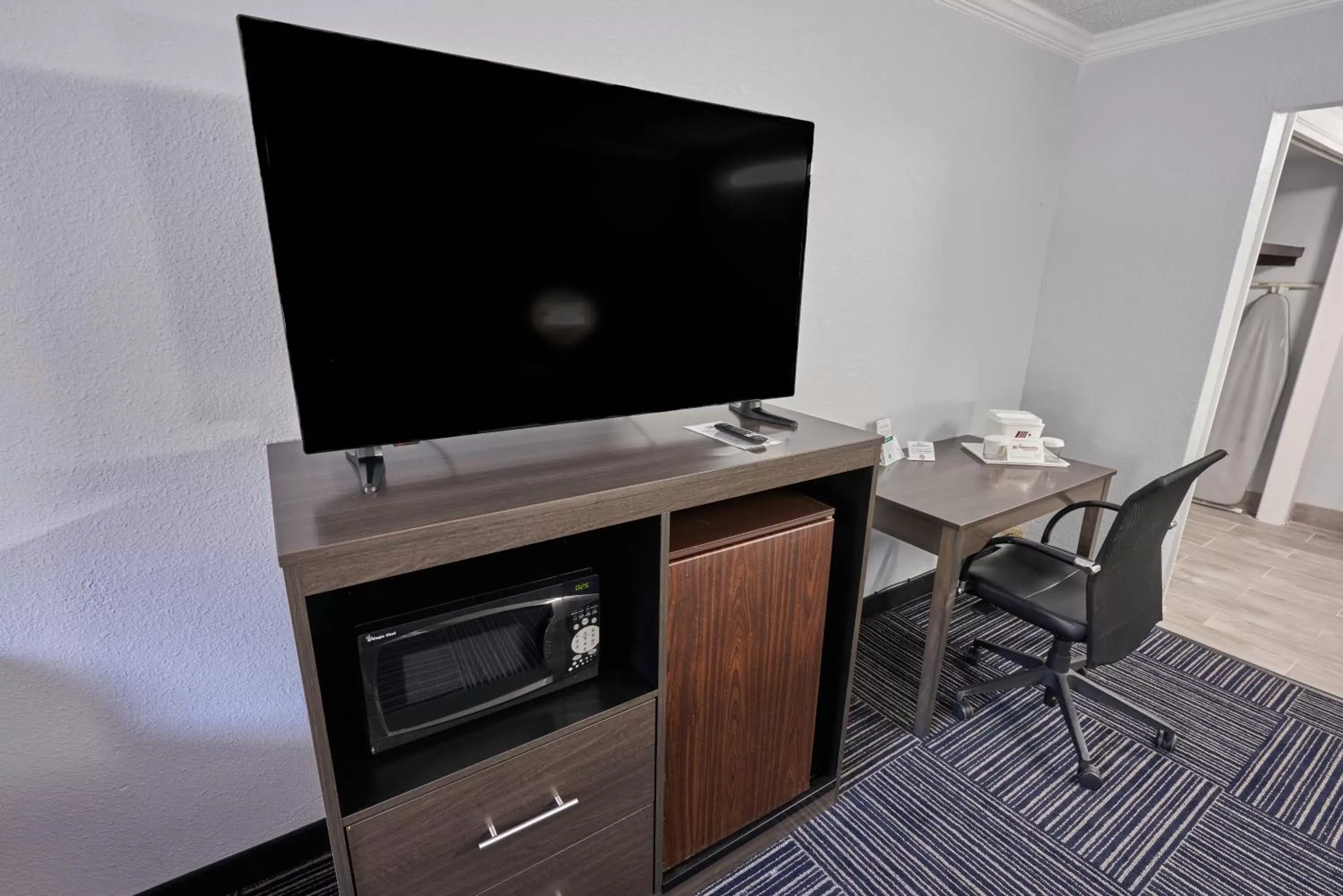 TV and multimedia, TV/Entertainment Center in The Admiralty Inn & Suites