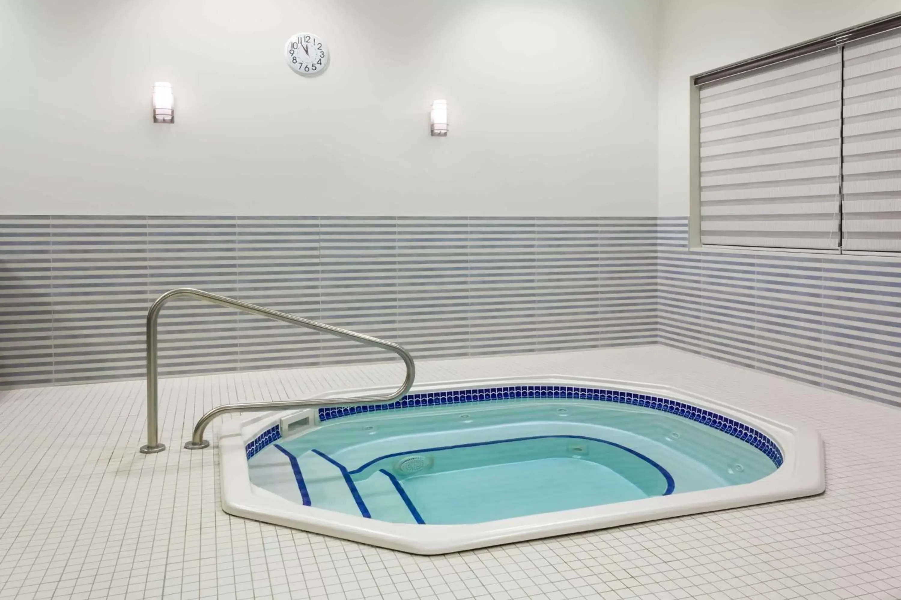 Hot Tub, Swimming Pool in Wyndham Garden Edmonton Airport