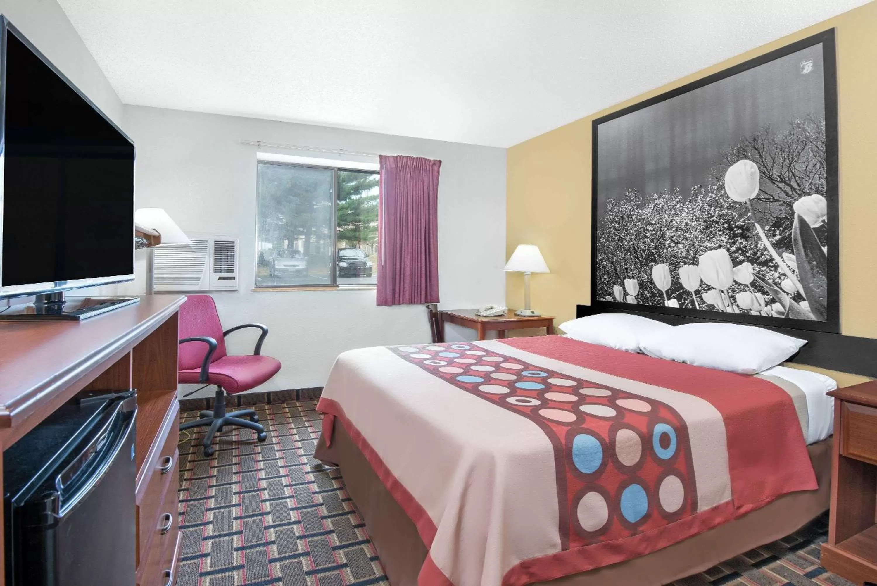 Photo of the whole room, Bed in Super 8 by Wyndham Kent/Akron Area