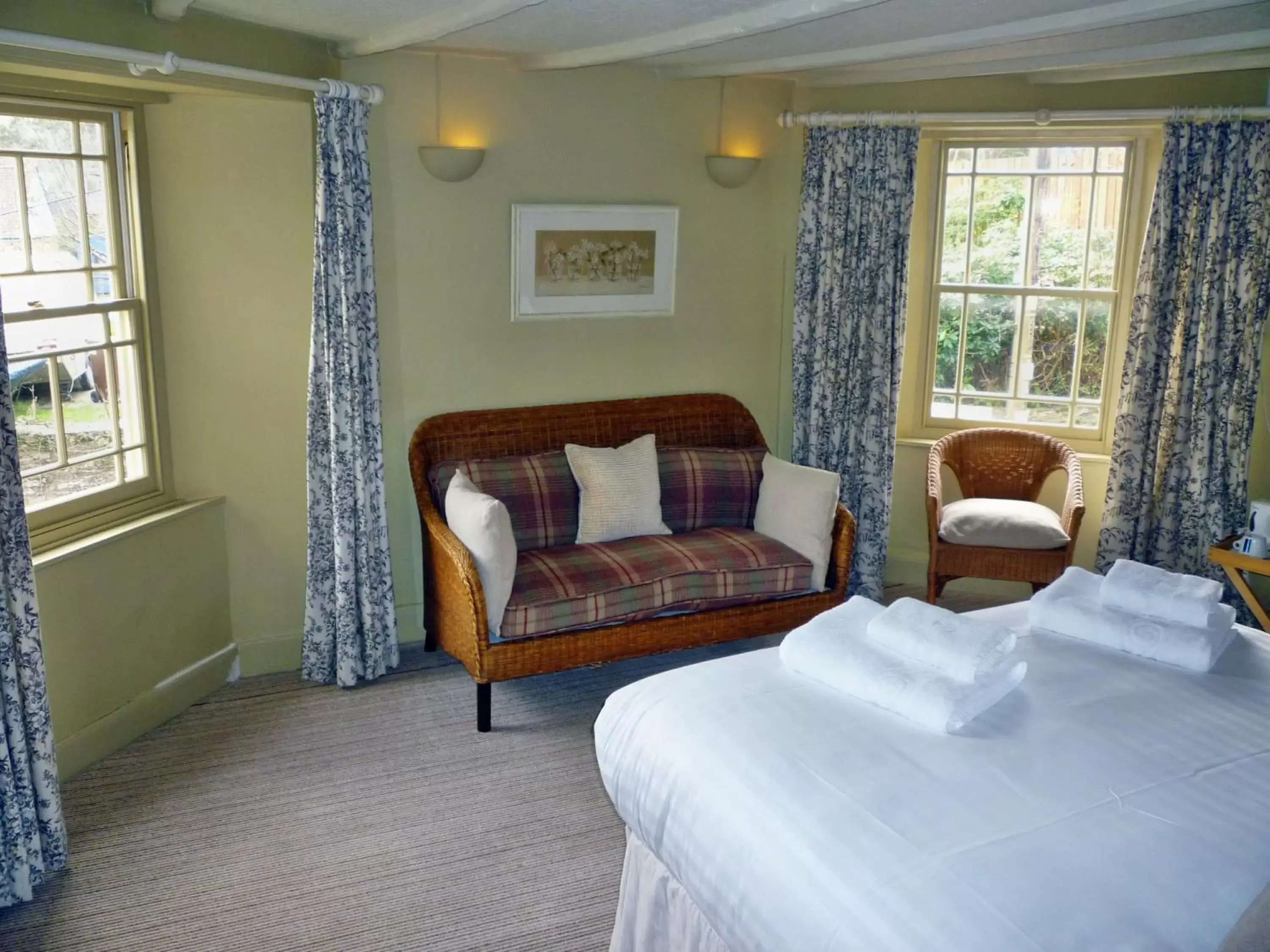 Bed, Seating Area in Royal Oak Inn