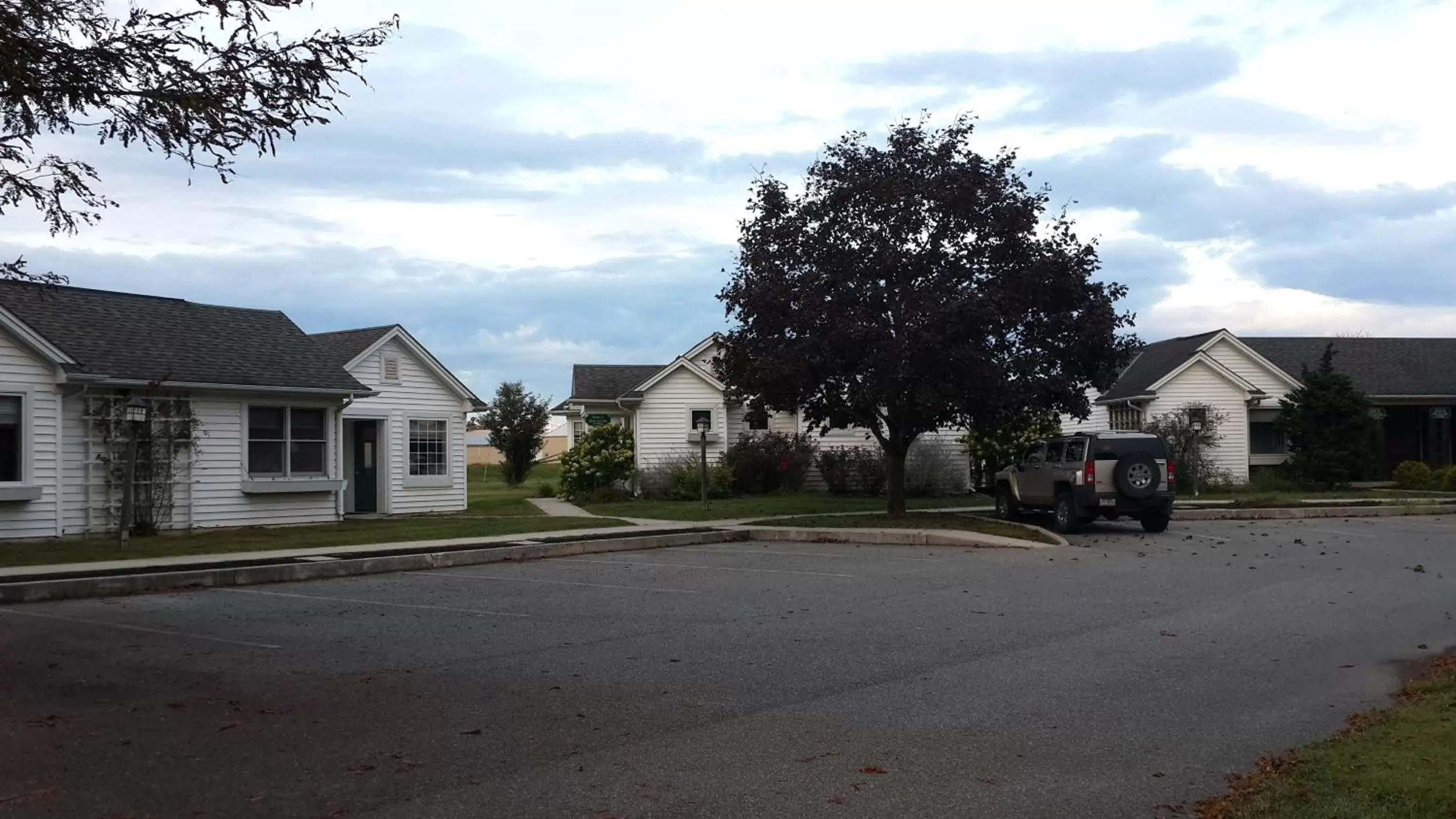Property building in Spruce Lane Lodge and Cottages Property building in Spruce Lane Lodge and Cottages