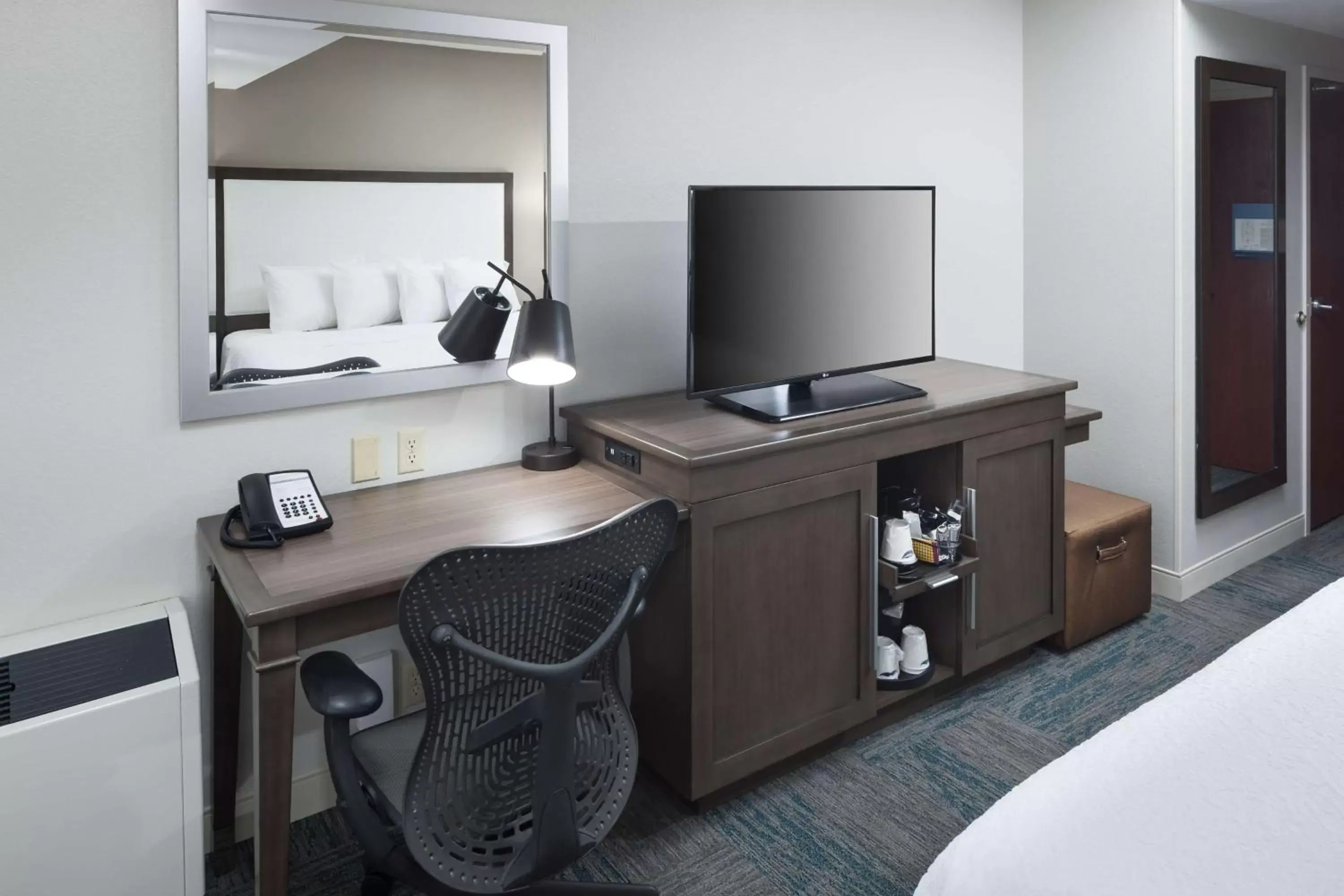 Bed, TV/Entertainment Center in Hampton Inn St Louis- at the Arch