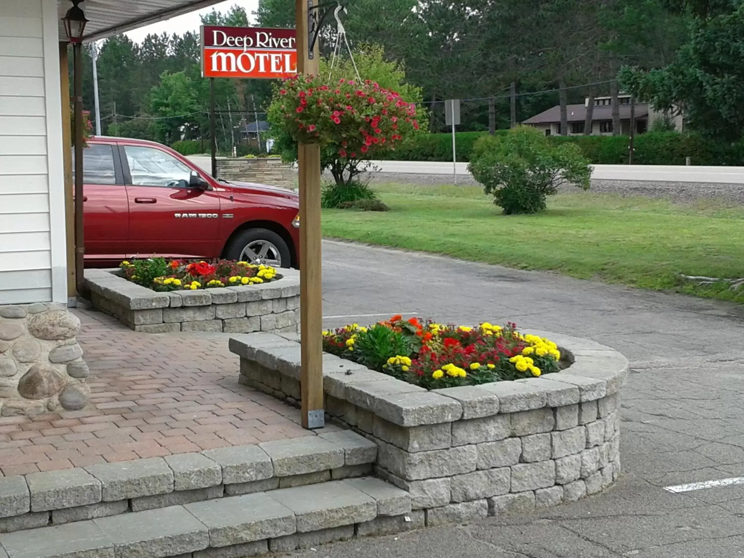 Property Building in Deep River Motel